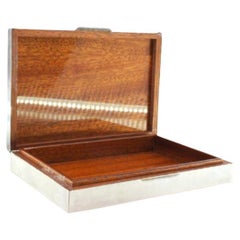 Smooth silver snuffbox with wooden interior and hinged lid