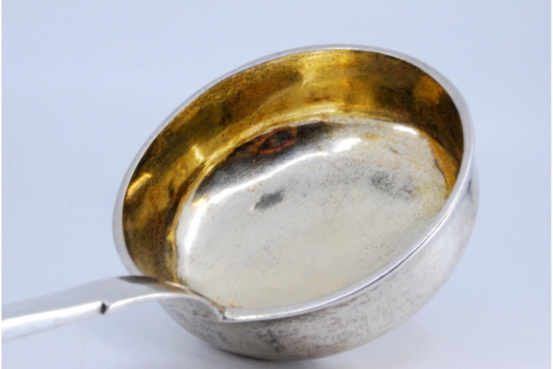 Smooth silver soup ladle in Russian style with extended handle In Good Condition For Sale In Porto, PT