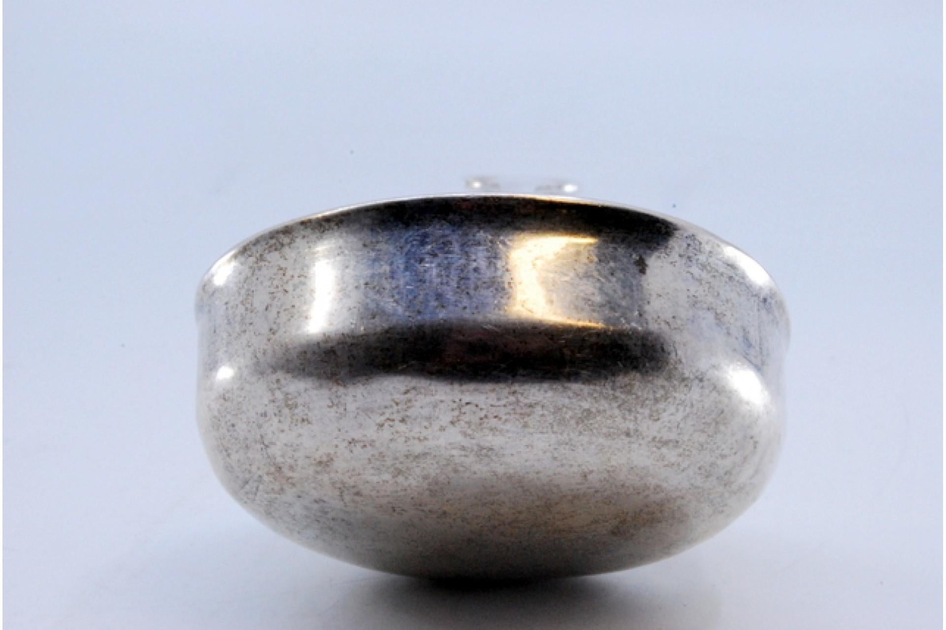 Smooth silver soup ladle in Russian style with extended handle For Sale 2