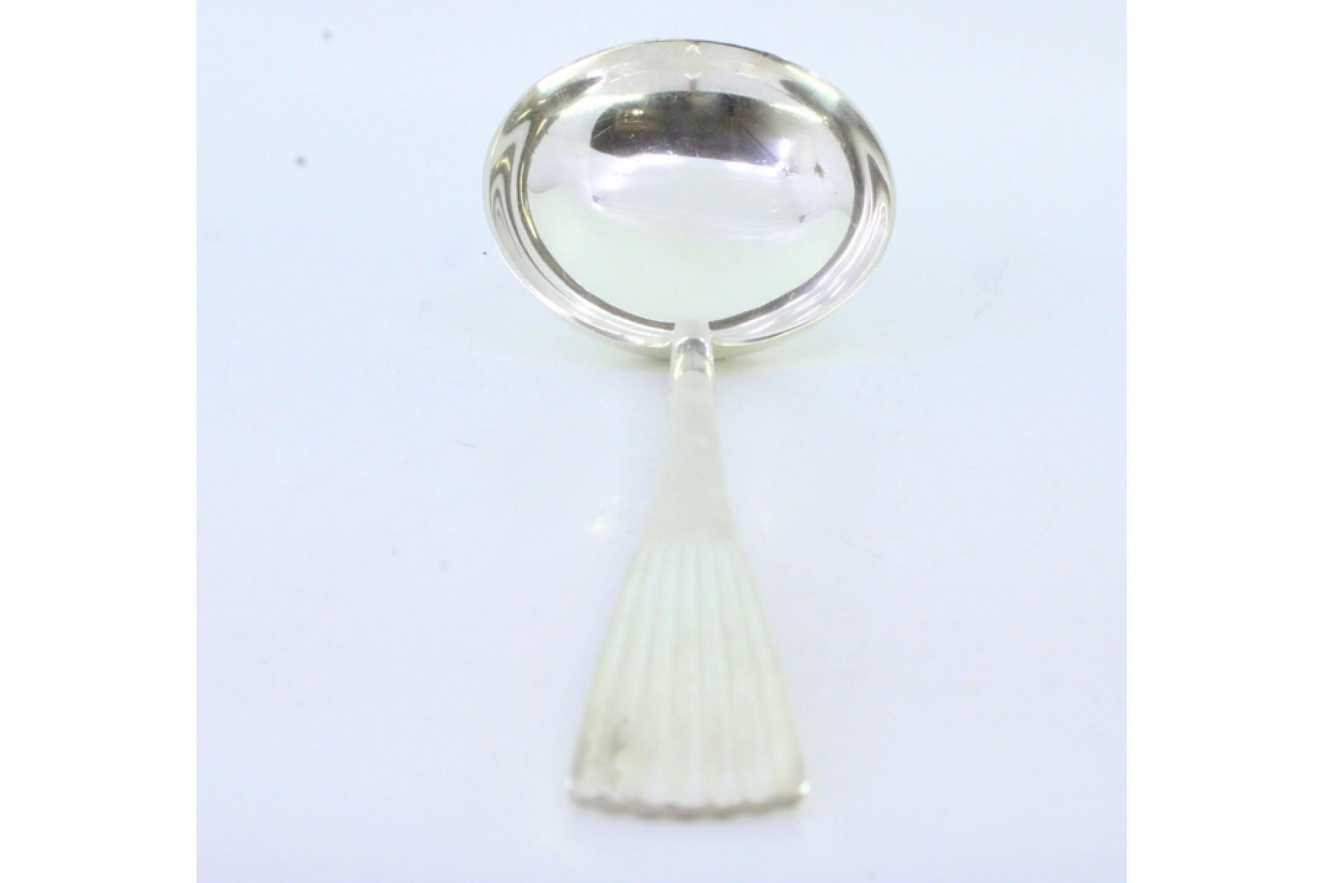 Description: Smooth silver soup ladle in the caninhas style. Metal: Silver. Origin: Portuguese. Brand: Cabeça de escravo. Weight: 188.06 grams. Dimensions: 27.5cmx8.3cm. Content: 925/1000. Assay Mark: Yes, between 1985 and 2021. Additional