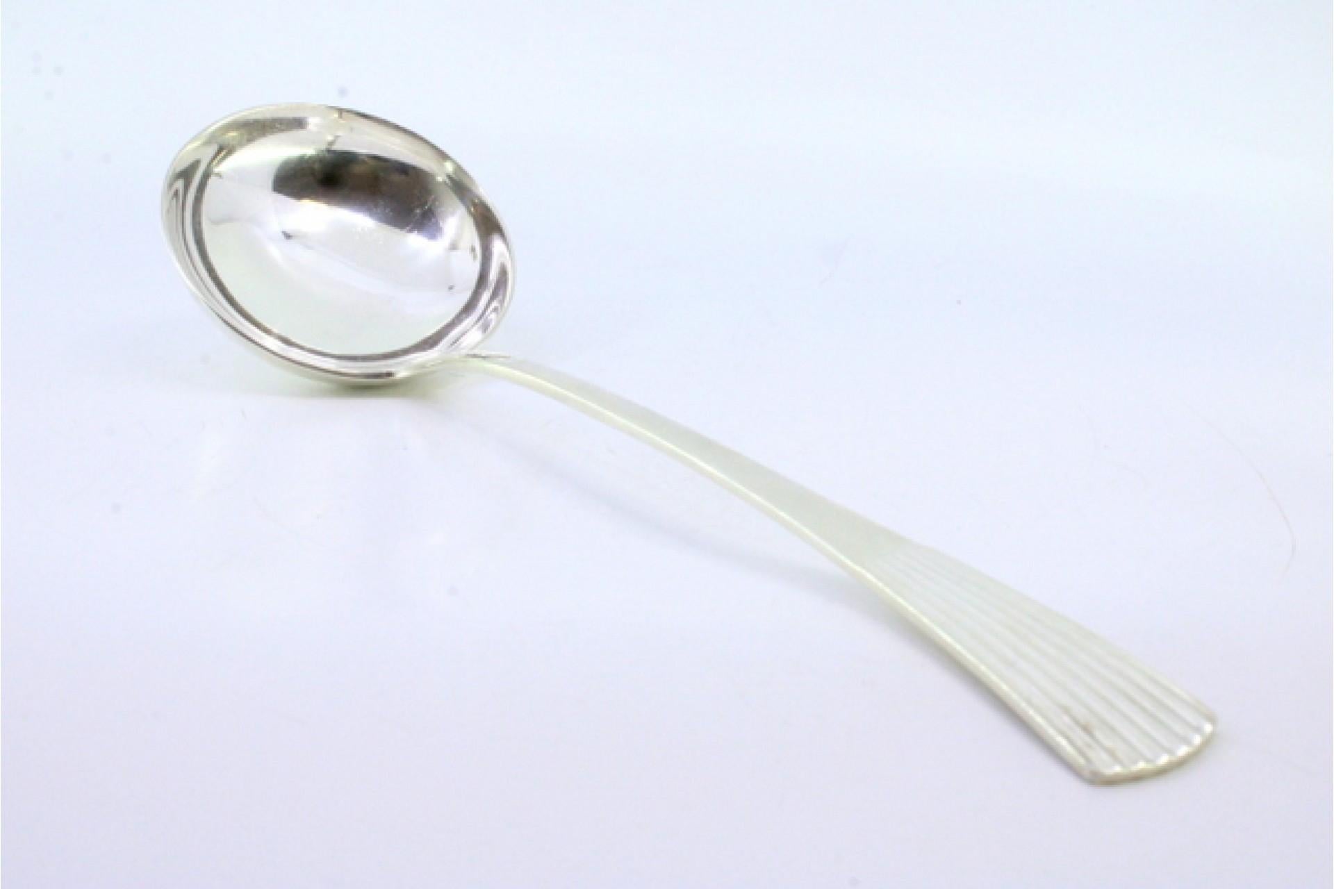 Silver Smooth silver soup ladle in the caninhas style For Sale