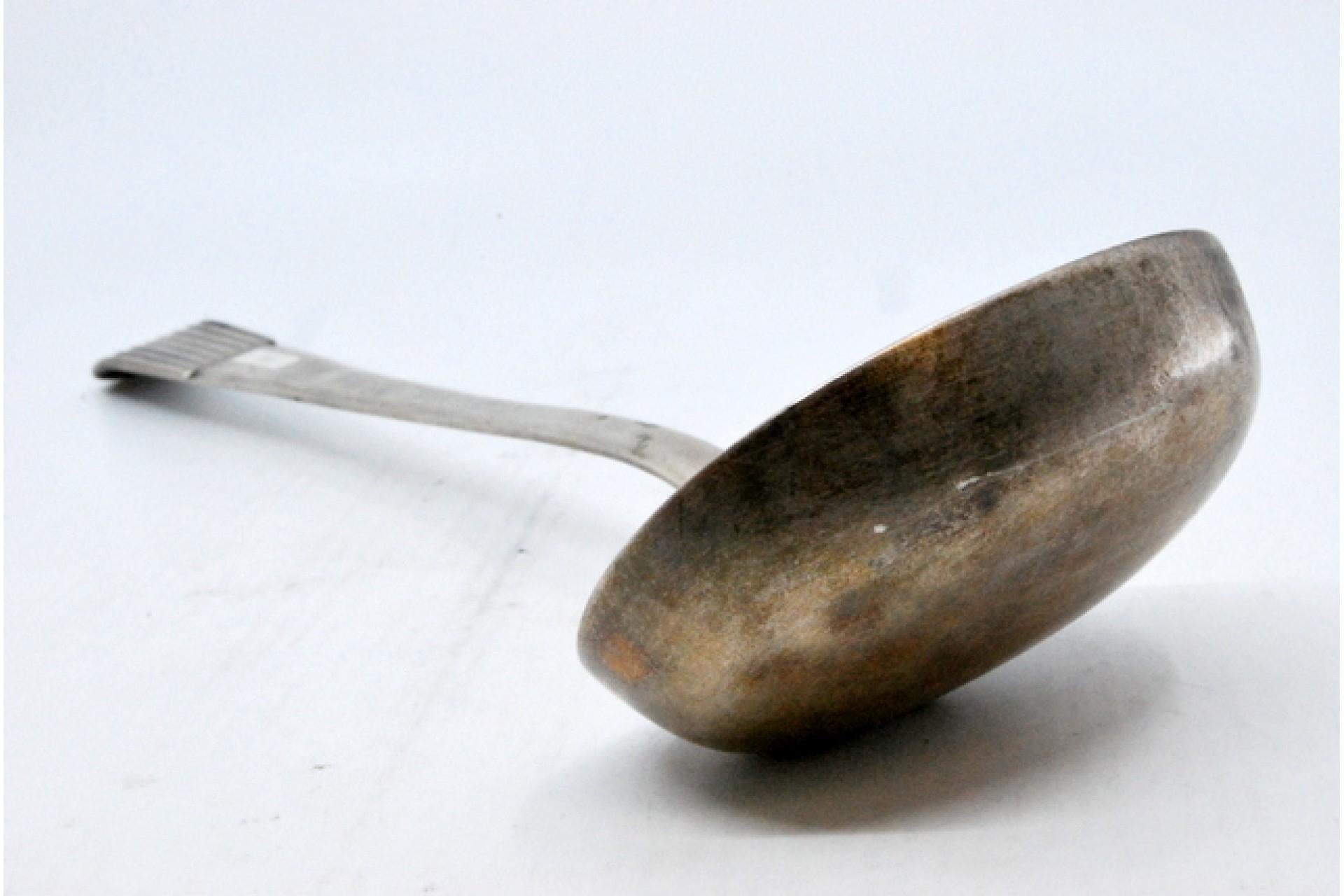 Description: Smooth silver soup ladle with embossed handle in the reed style. Metal: Silver. Origin: Portugal. Brand: Porto Coroa. Weight: 181.37 grams. Dimensions: 24.5x11cm. Content: 833/1000. Assay Mark: Yes, from the 15th century to 1885.