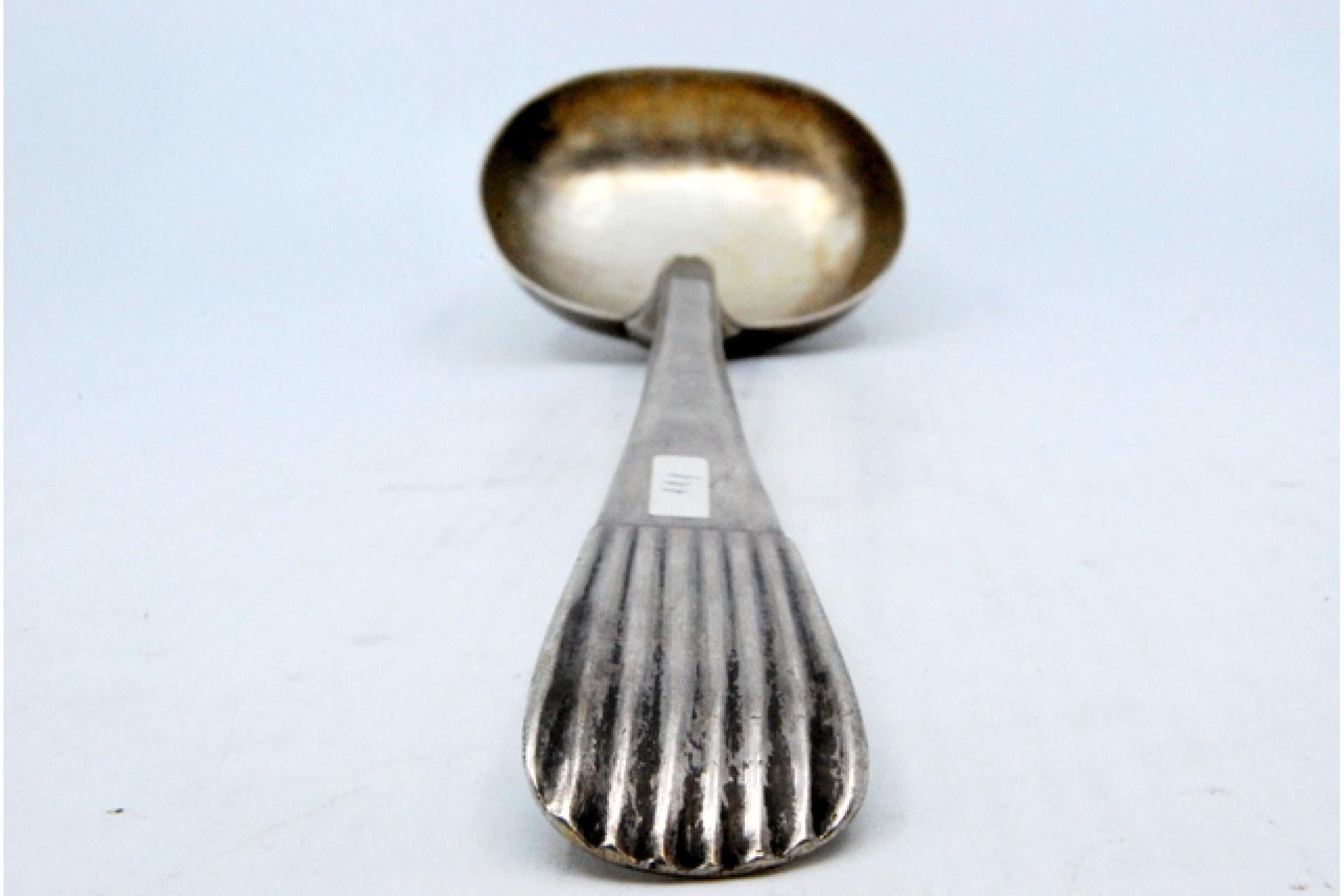 Smooth silver soup ladle with a raised handle in the reed style In Good Condition For Sale In Porto, PT