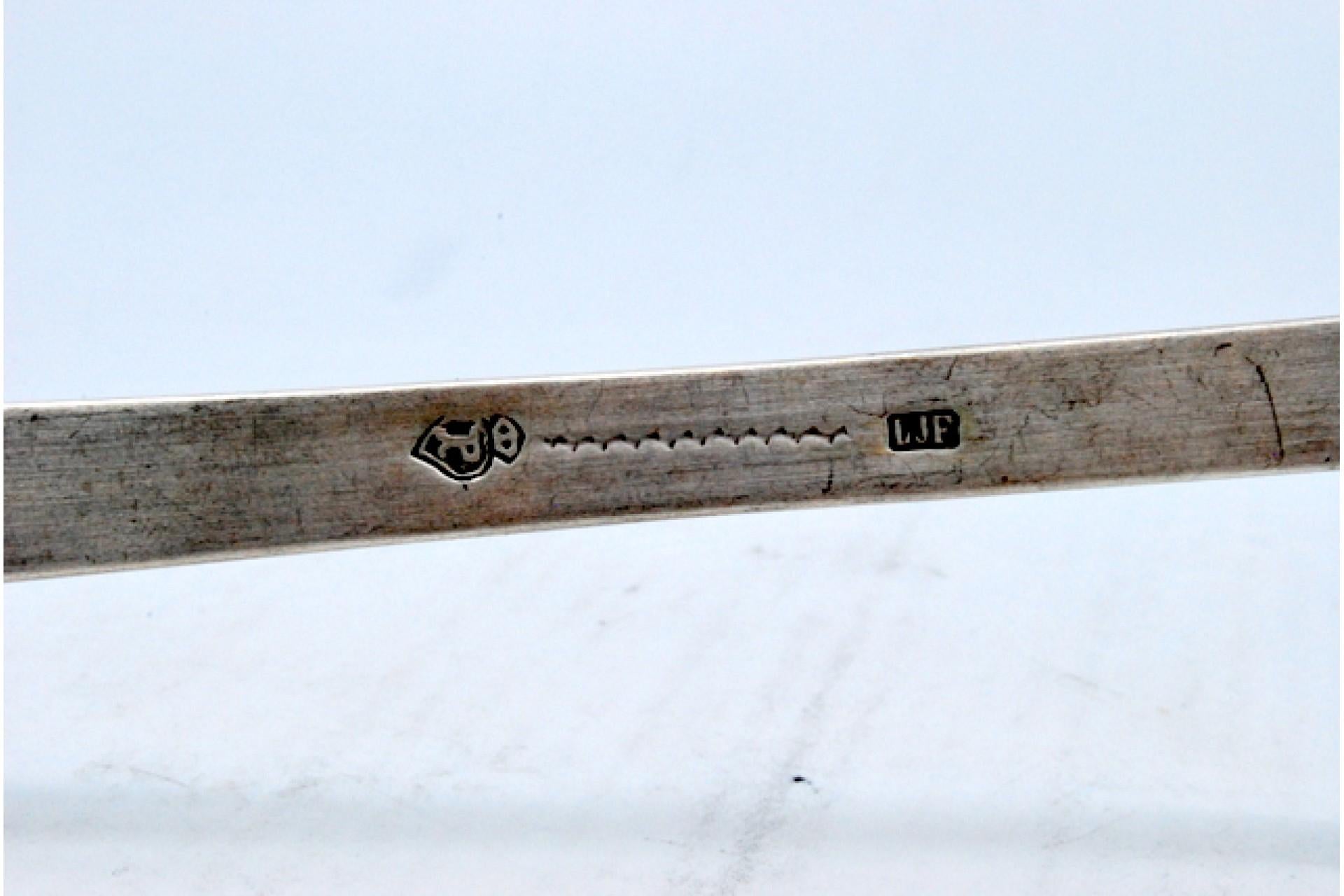 Silver Smooth silver soup ladle with a raised handle in the reed style For Sale