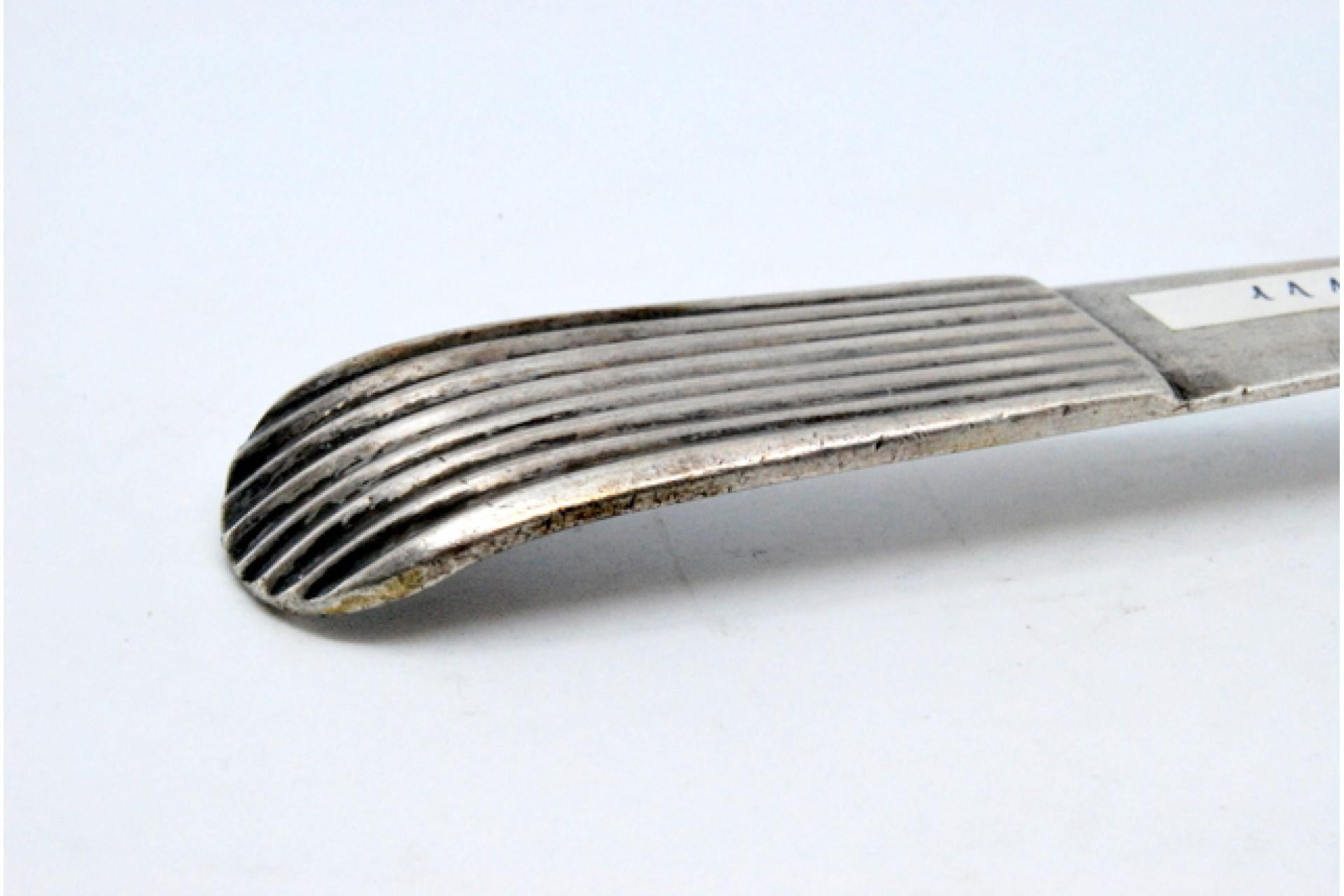 Smooth silver soup ladle with a raised handle in the reed style For Sale 1