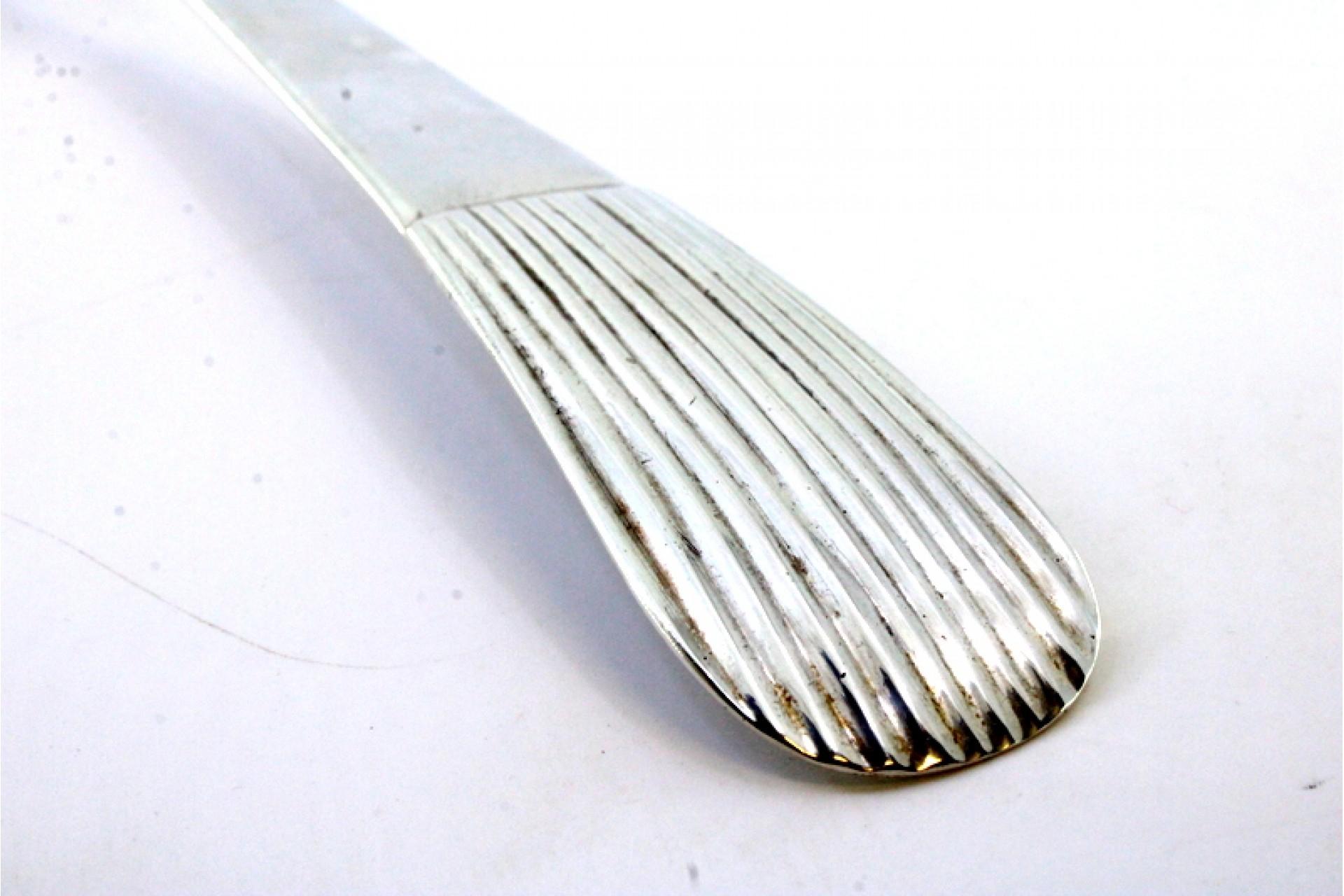 Smooth silver soup ladle with a reed-style handle In Good Condition For Sale In Porto, PT