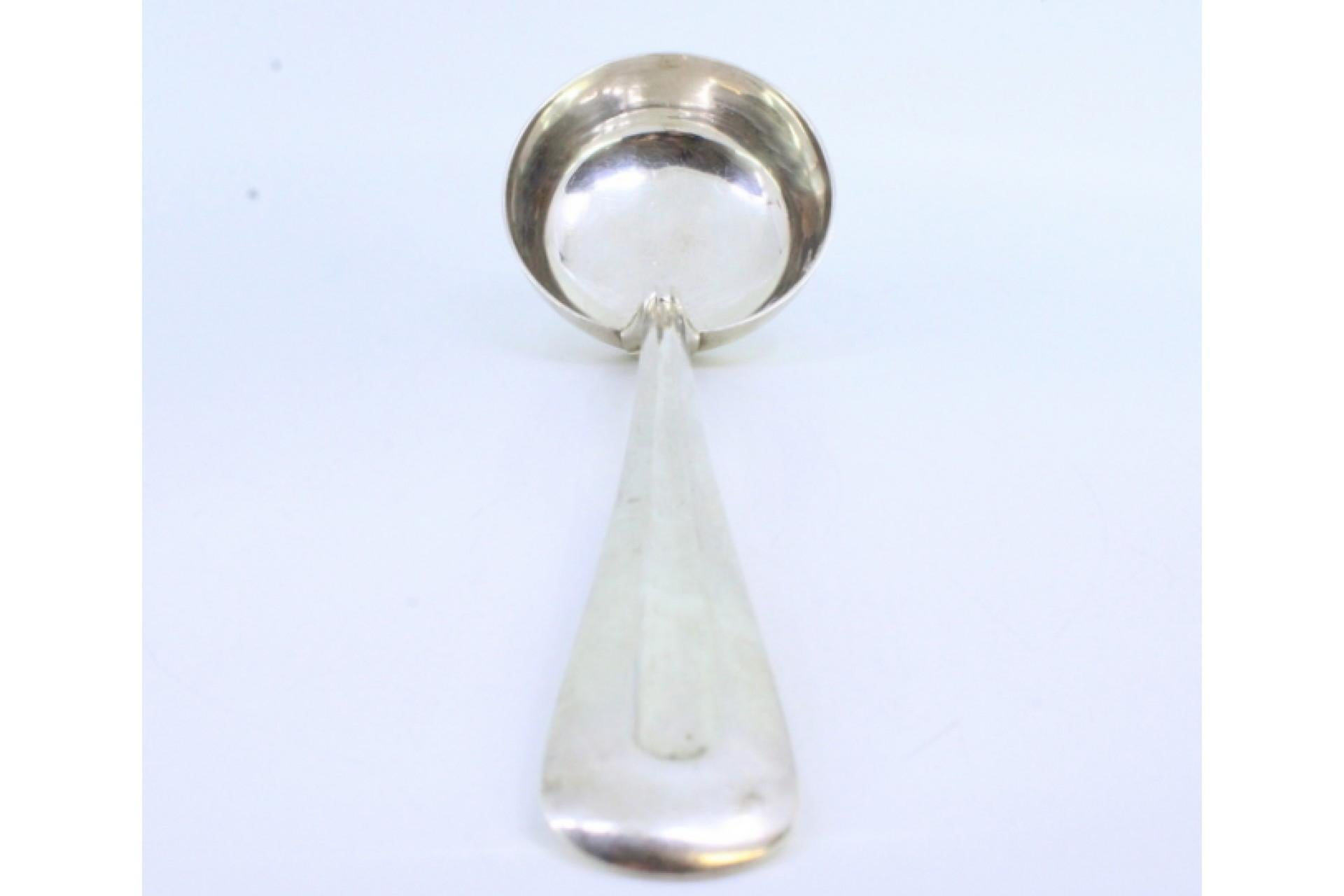 Smooth silver soup ladle with a strip along the handle (Europäisch) im Angebot