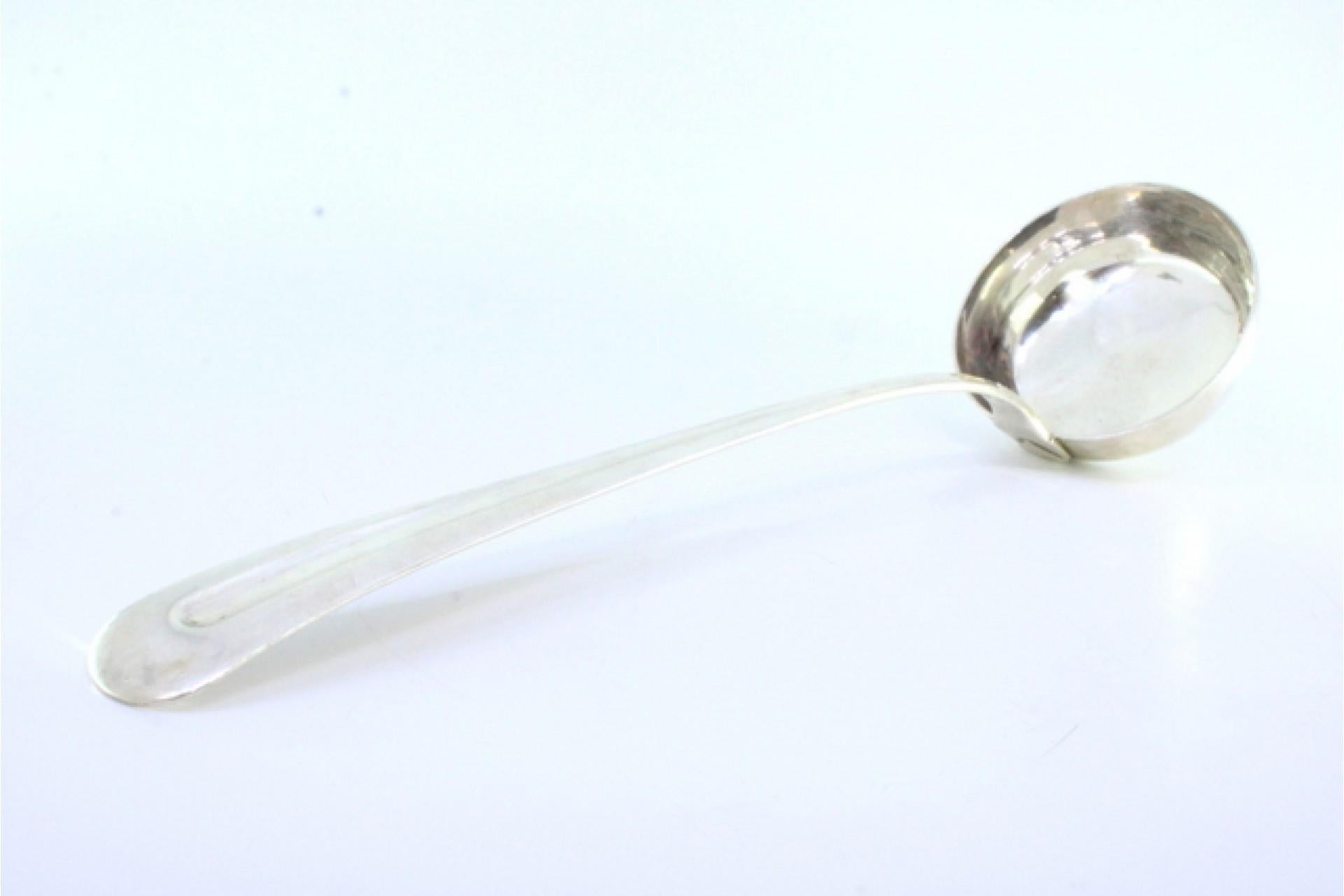 Smooth silver soup ladle with a strip along the handle im Zustand „Gut“ im Angebot in Porto, PT