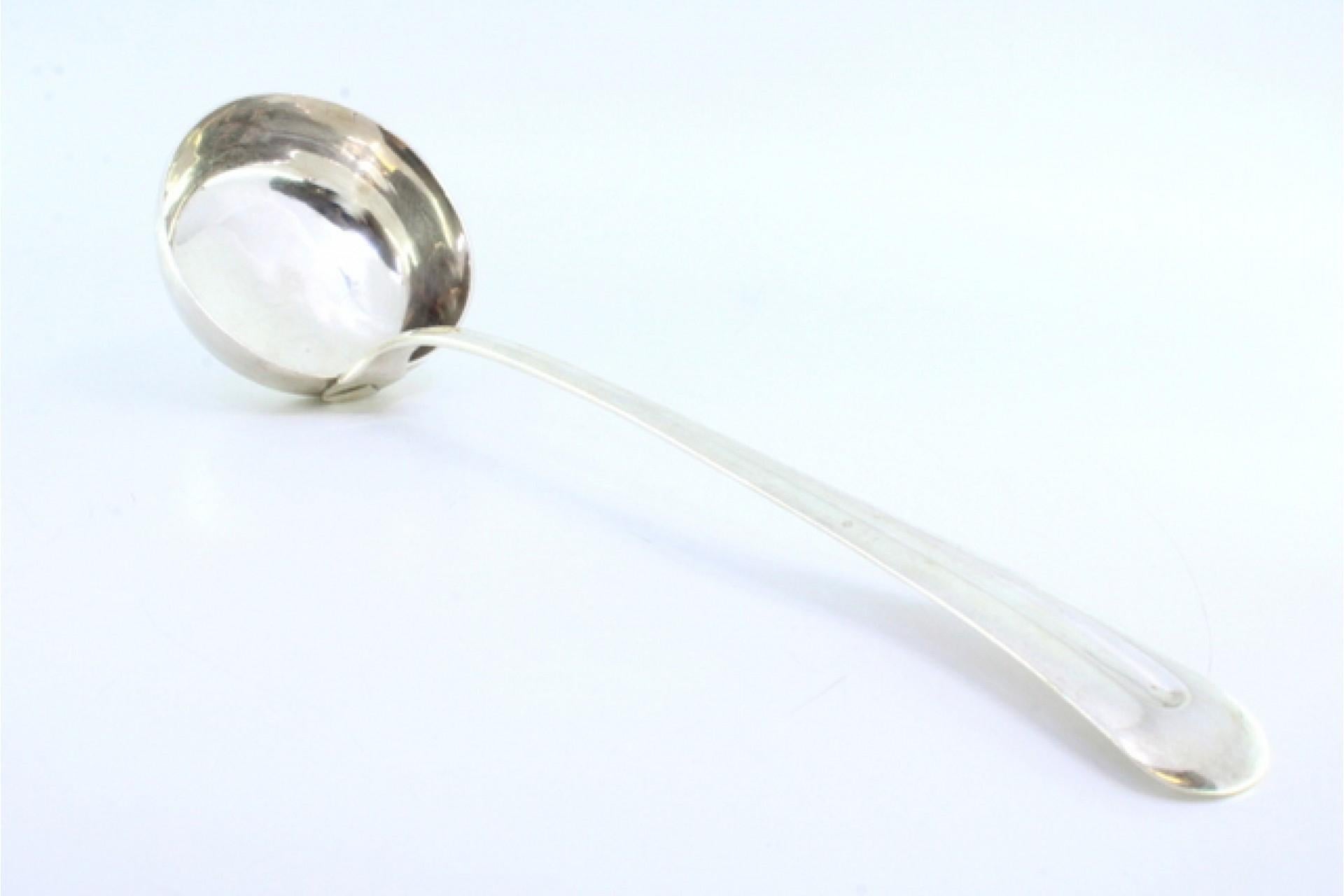 Smooth silver soup ladle with a strip along the handle (18. Jahrhundert) im Angebot