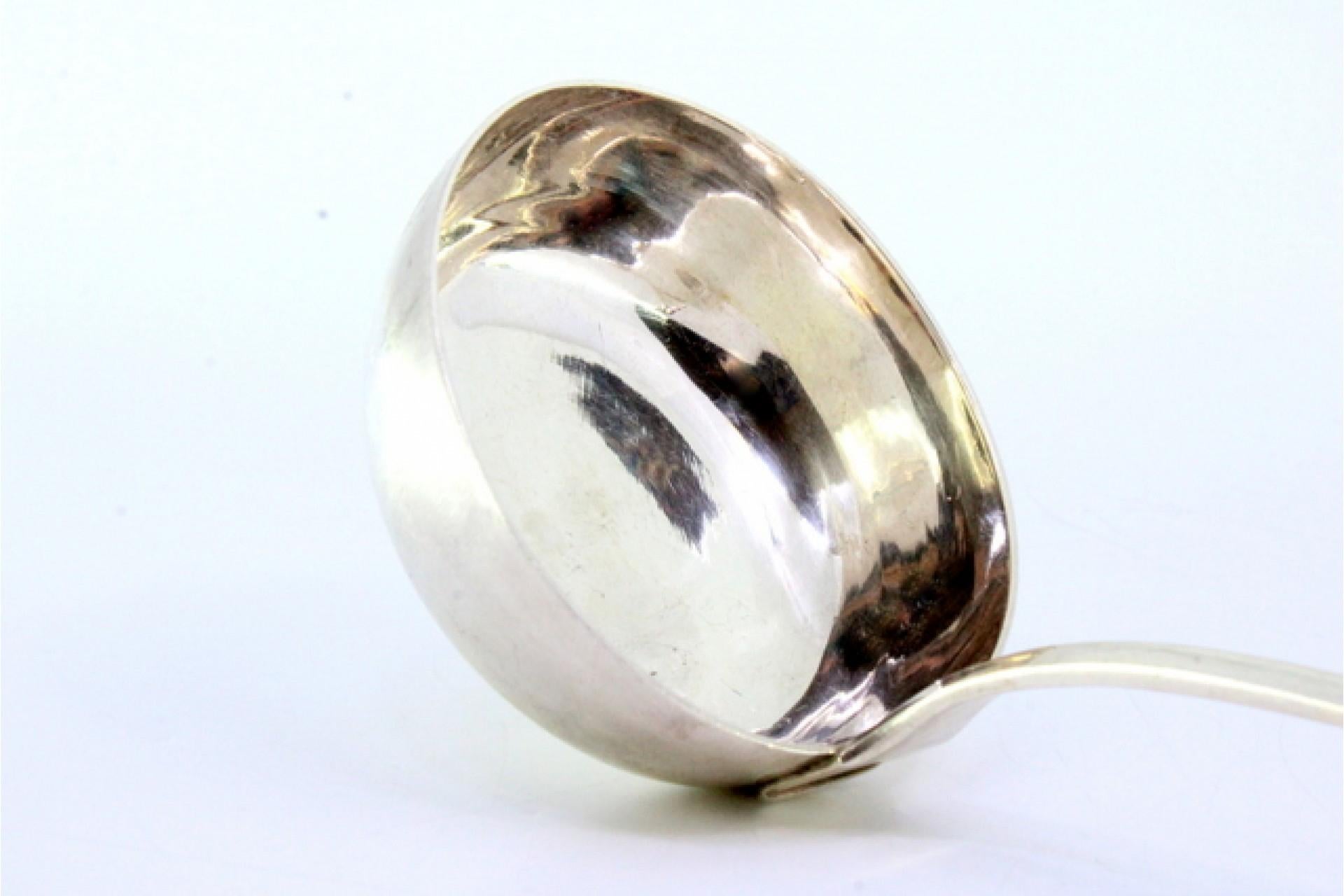 Smooth silver soup ladle with a strip along the handle (Silber) im Angebot