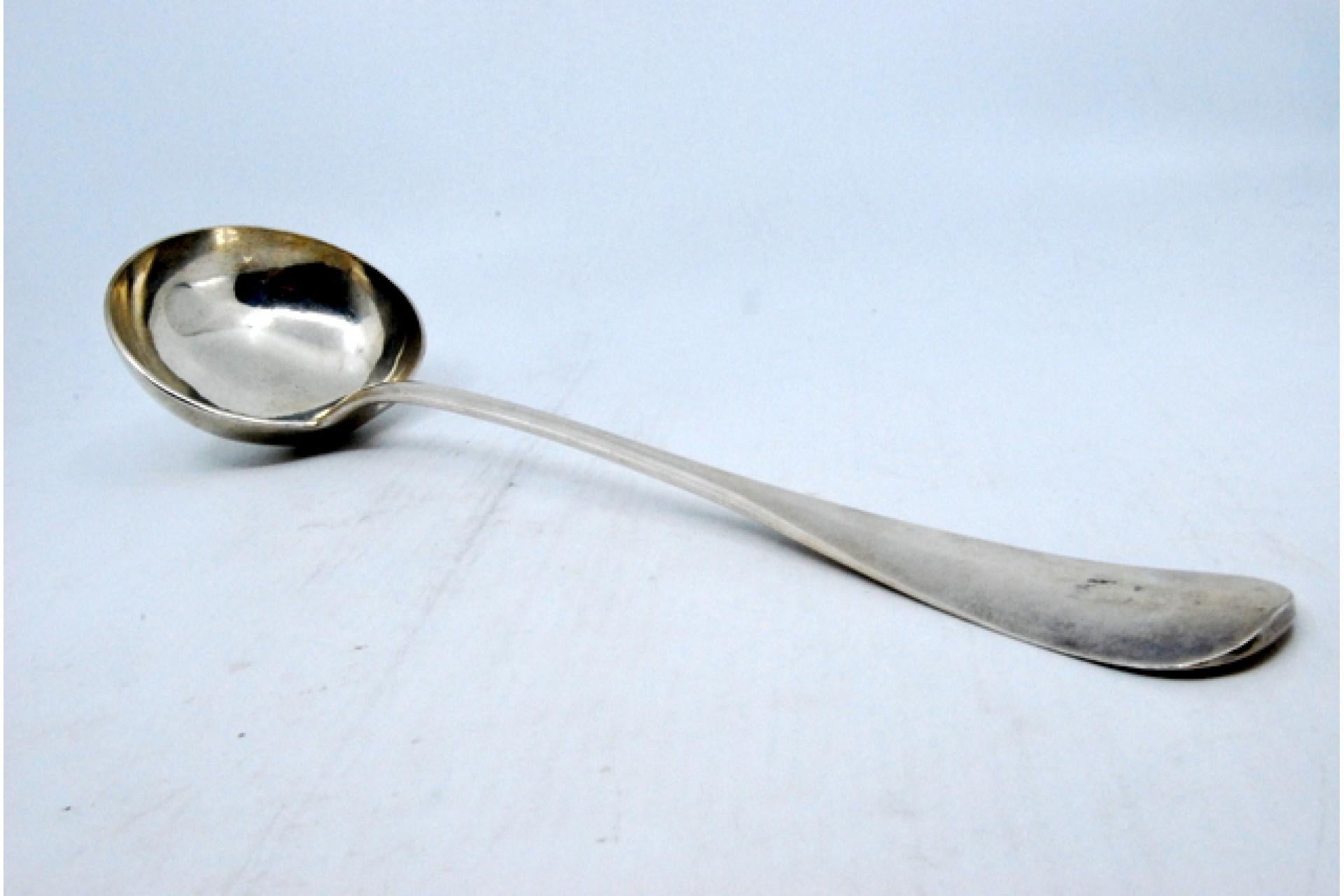 Description: Smooth silver soup ladle with coat of arms on the handle. Metal: Silver. Origin: French. Brand: Tête Minerve. Weight: 225.54 grams. Dimensions: 33.5x9cm. Content: 950/1000. Assay Mark: Yes, since 1838 - Lamoureux & Legris 1904.
