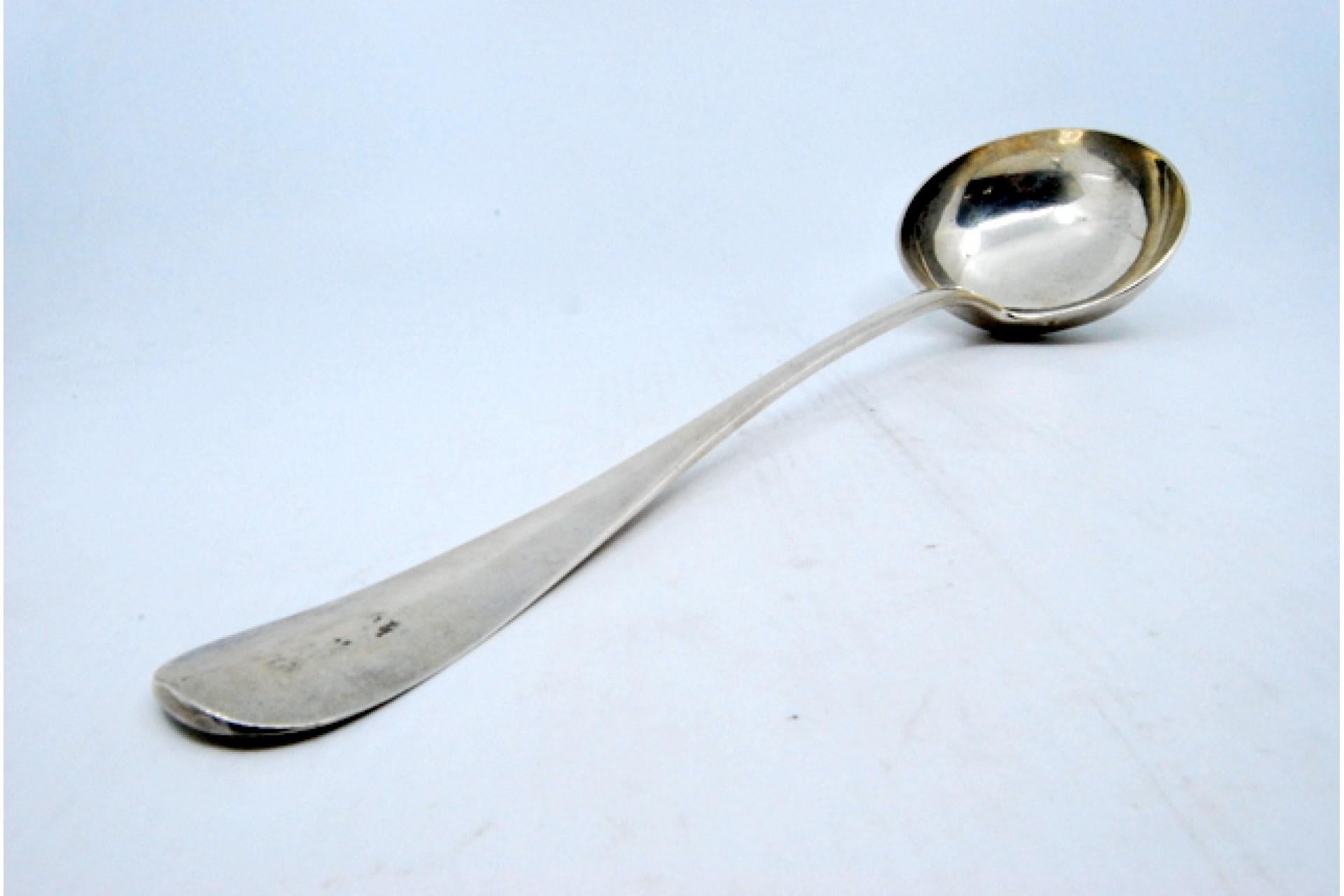 Smooth silver soup ladle with coat of arms on the handle In Good Condition For Sale In Porto, PT
