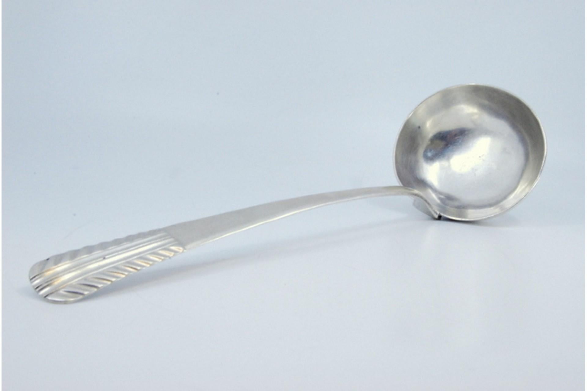 Smooth silver soup ladle with embossed handle (Europäisch) im Angebot