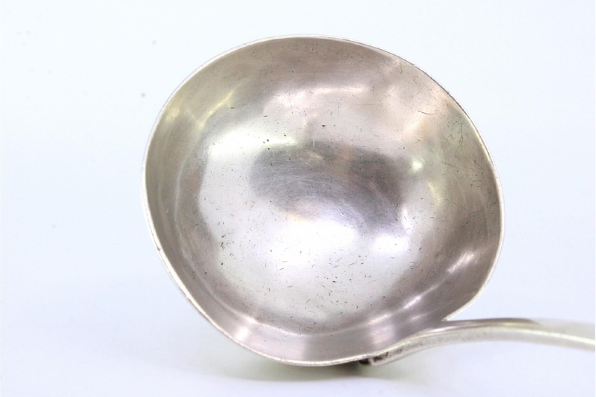Smooth silver soup ladle with embossed handle In Good Condition For Sale In Porto, PT