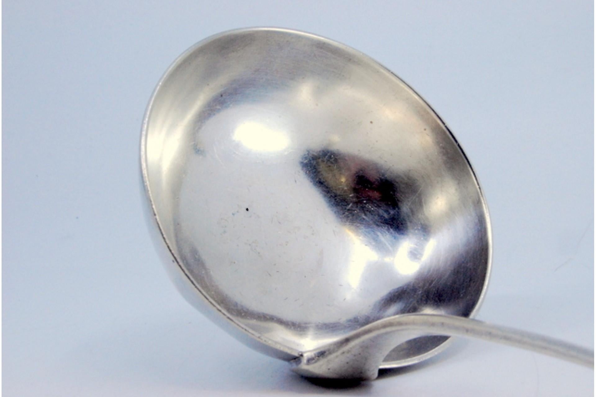 Smooth silver soup ladle with embossed handle im Zustand „Gut“ im Angebot in Porto, PT