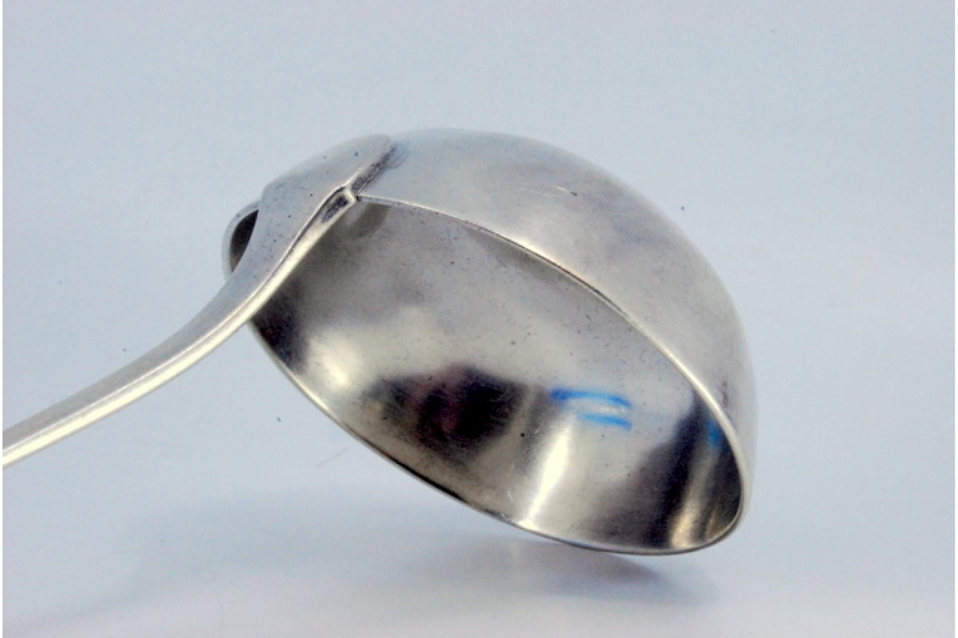 Smooth silver soup ladle with embossed handle (18. Jahrhundert) im Angebot