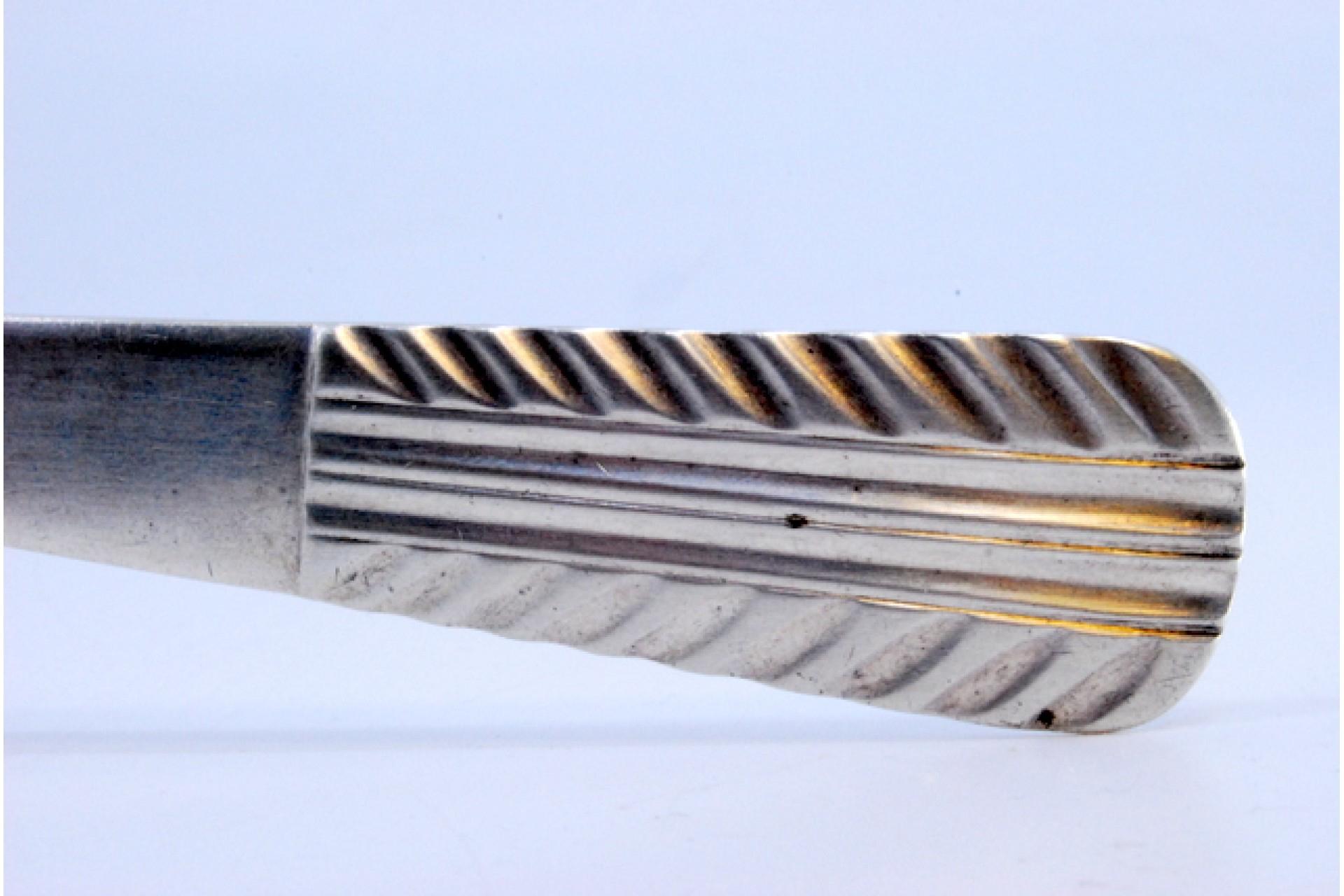 Smooth silver soup ladle with embossed handle im Angebot 1