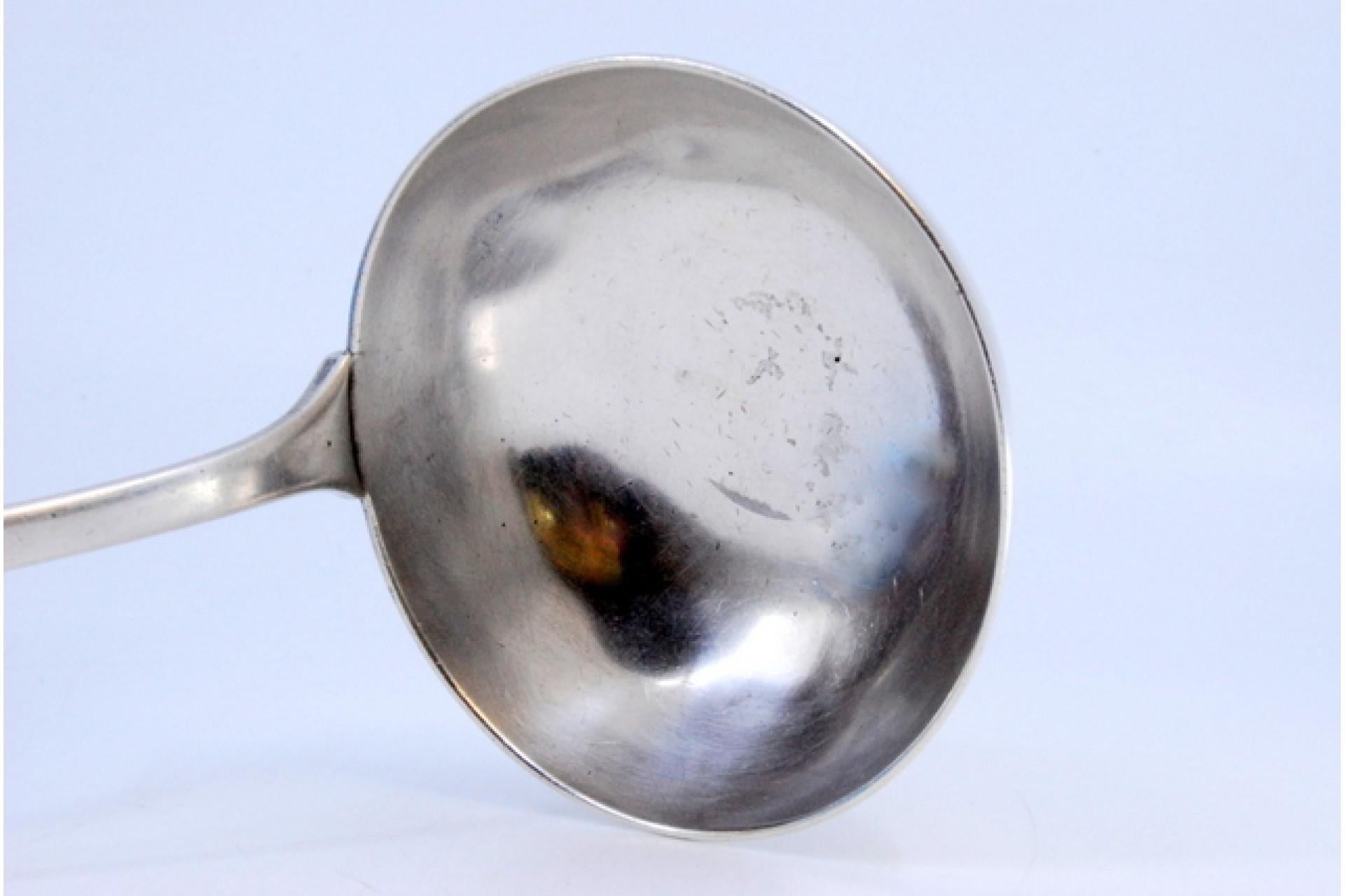 Smooth silver soup ladle with embossed handle im Angebot 2