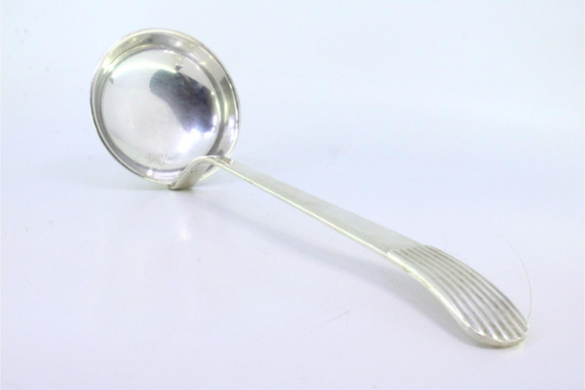 Beschreibung: Glatte silberne Suppenkelle mit geprägtem Griff im Schilfstil. Metall: Silber. Herkunft: Portugiesisch. Zeichen: stehender Adler. Gewicht: 245,47 Gramm. Abmessungen: 27,5cmx8,8cm. Inhalt: 835/1000. Prüfzeichen: Ja, zwischen 1938 und