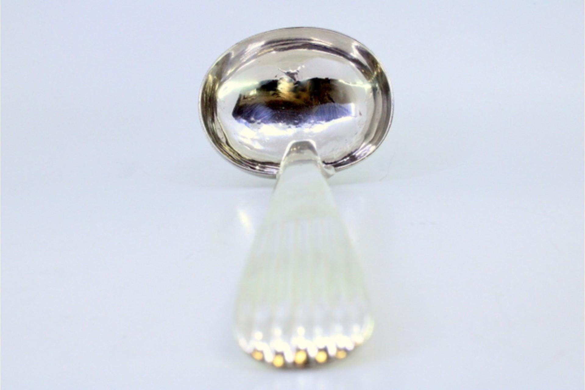 Description : Louche à soupe en argent uni avec un manche en forme de roseau gaufré. Métal : Argent. Origine : Portugais. Marque : Porto Coroa. Poids : 172,35 grammes. Dimensions : 29x8,7cm : 29x8.7cm. Contenu : 833/1000. Marque d'essai : Oui, du