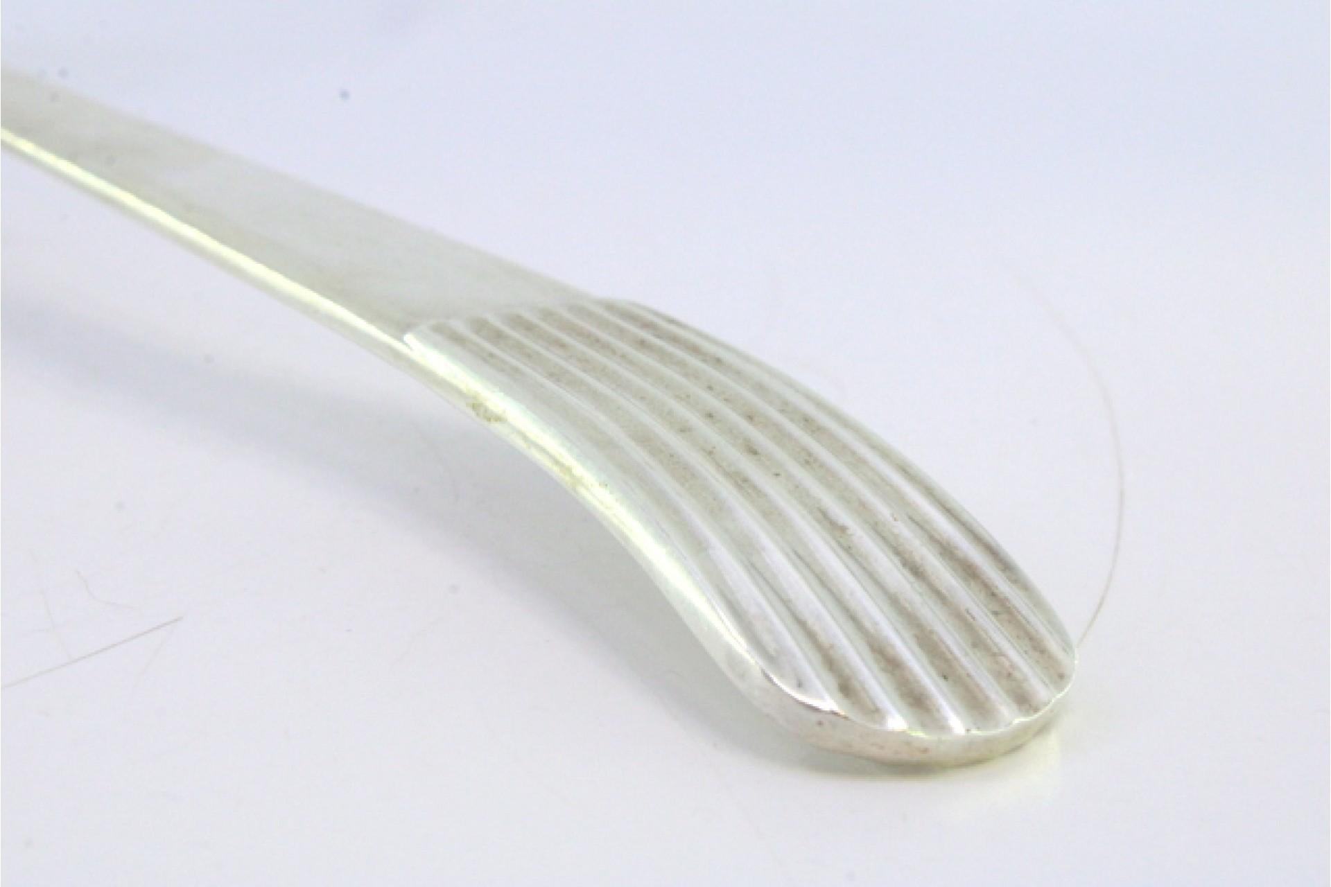 Smooth silver soup ladle with embossed reed-style handle (Europäisch) im Angebot