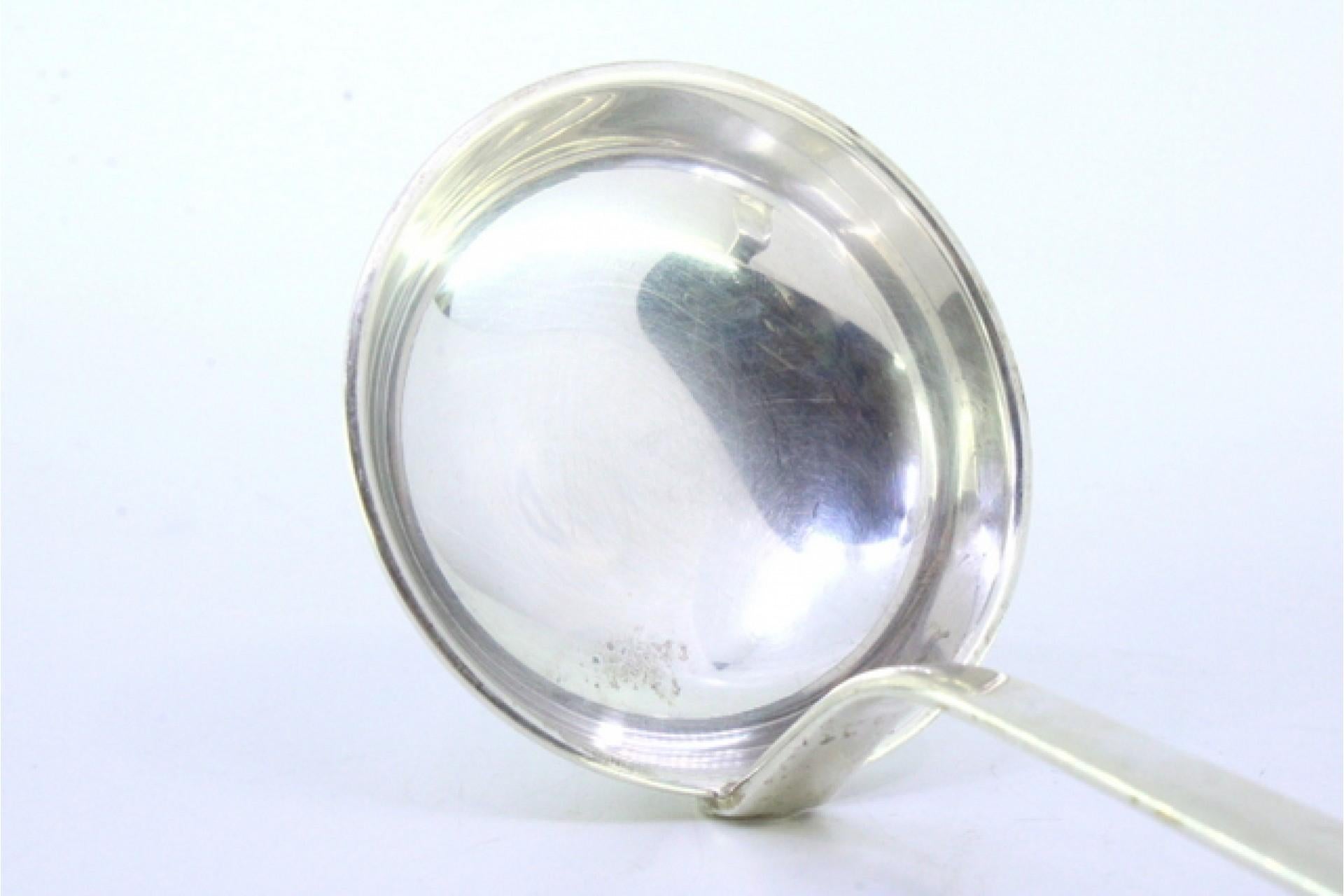 Smooth silver soup ladle with embossed reed-style handle im Zustand „Gut“ im Angebot in Porto, PT