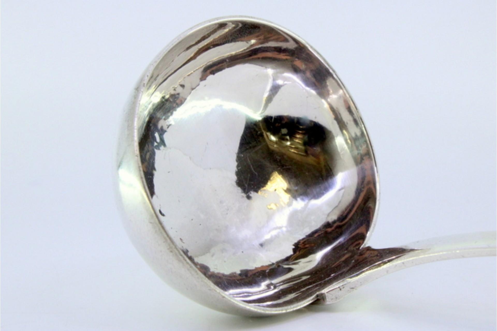 Smooth silver soup ladle with embossed reed-style handle Bon état - En vente à Porto, PT