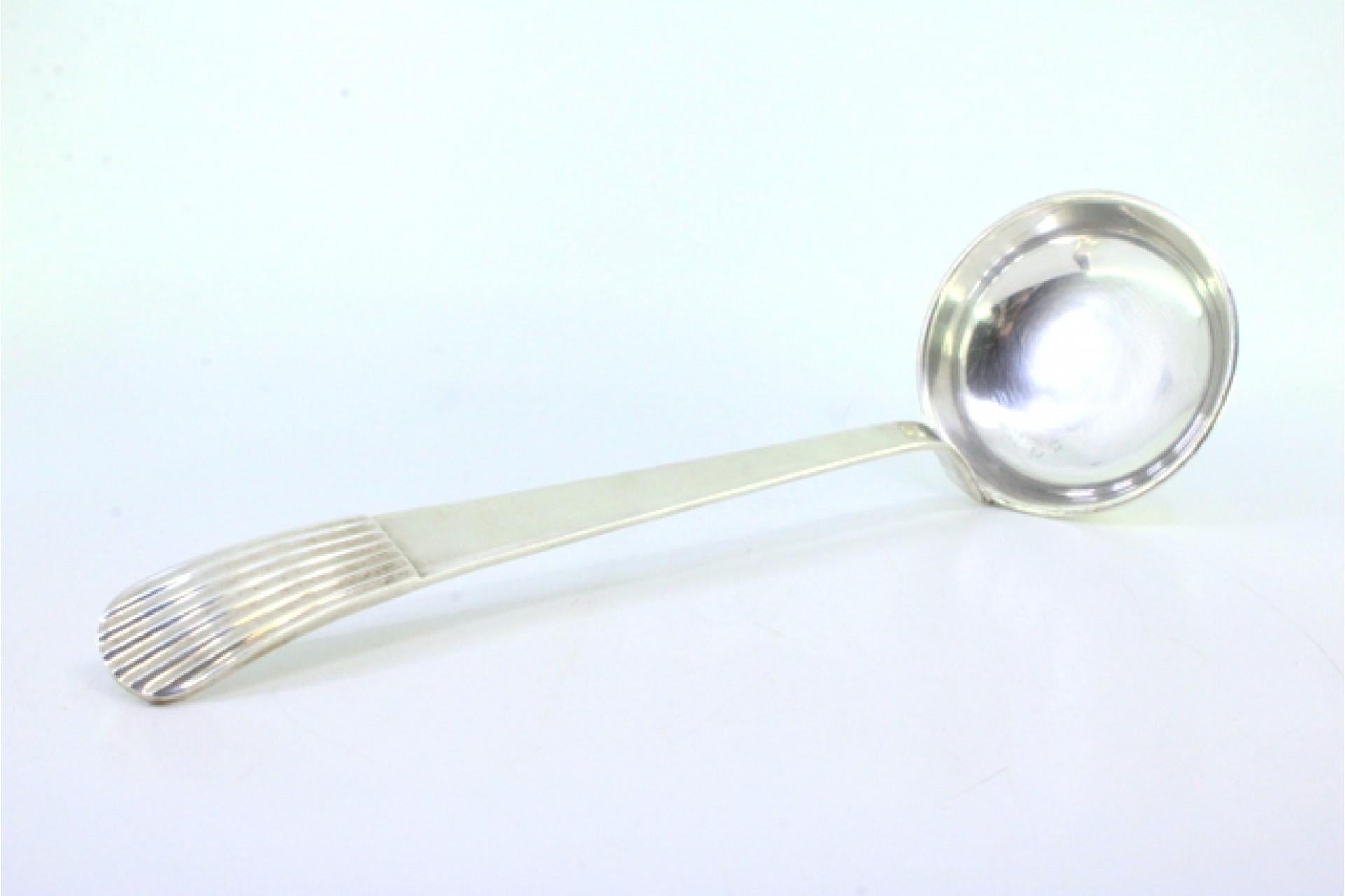 Smooth silver soup ladle with embossed reed-style handle (20. Jahrhundert) im Angebot