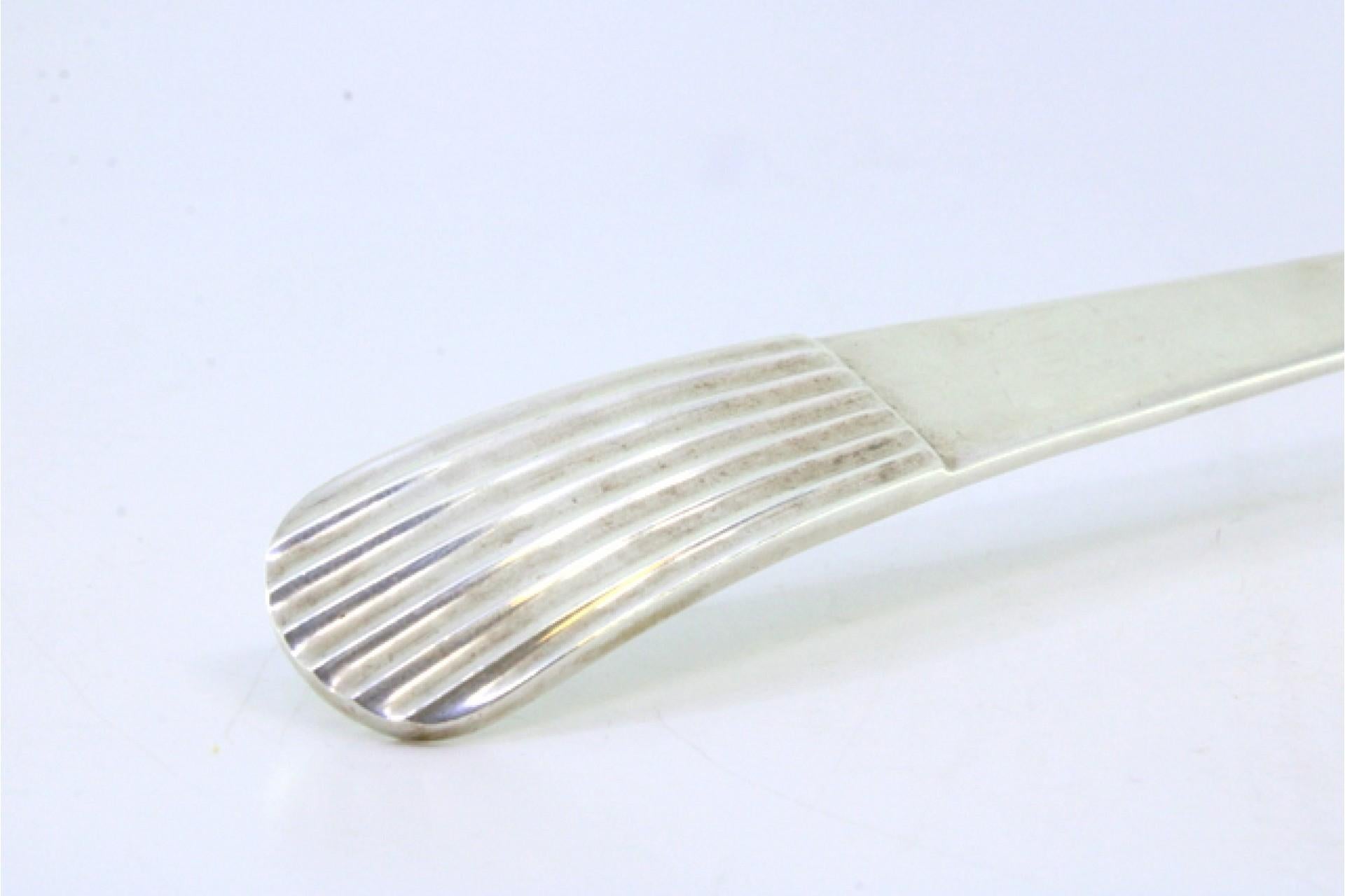 Smooth silver soup ladle with embossed reed-style handle (Silber) im Angebot