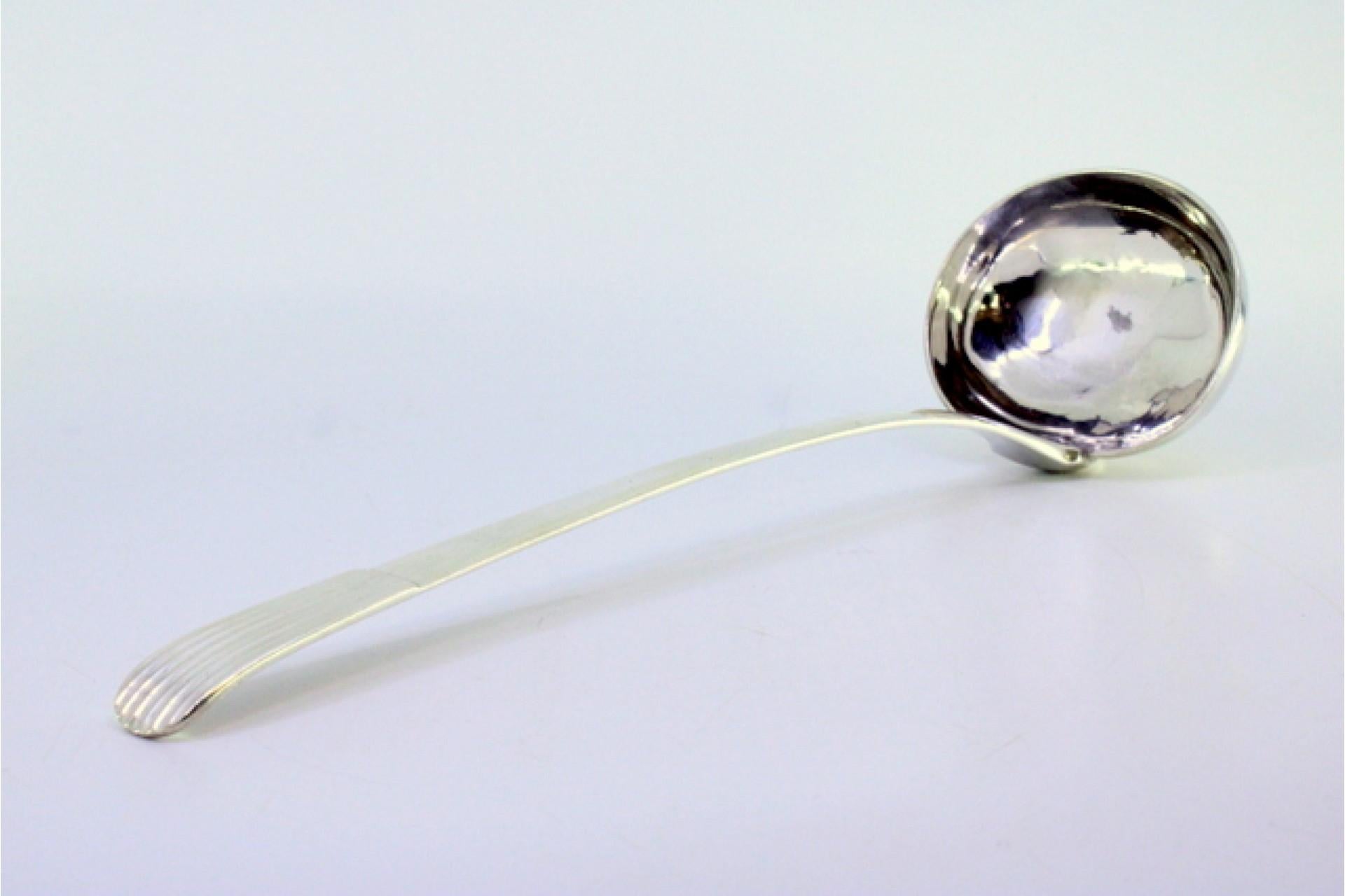 Argent Smooth silver soup ladle with embossed reed-style handle en vente