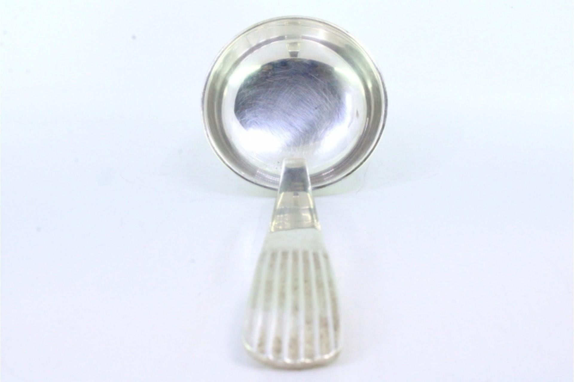 Smooth silver soup ladle with embossed reed-style handle im Angebot 1