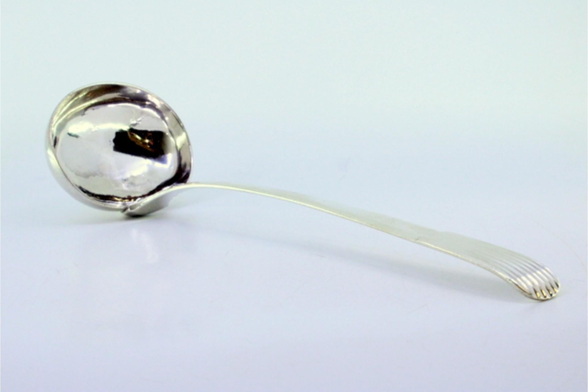 Smooth silver soup ladle with embossed reed-style handle en vente 1