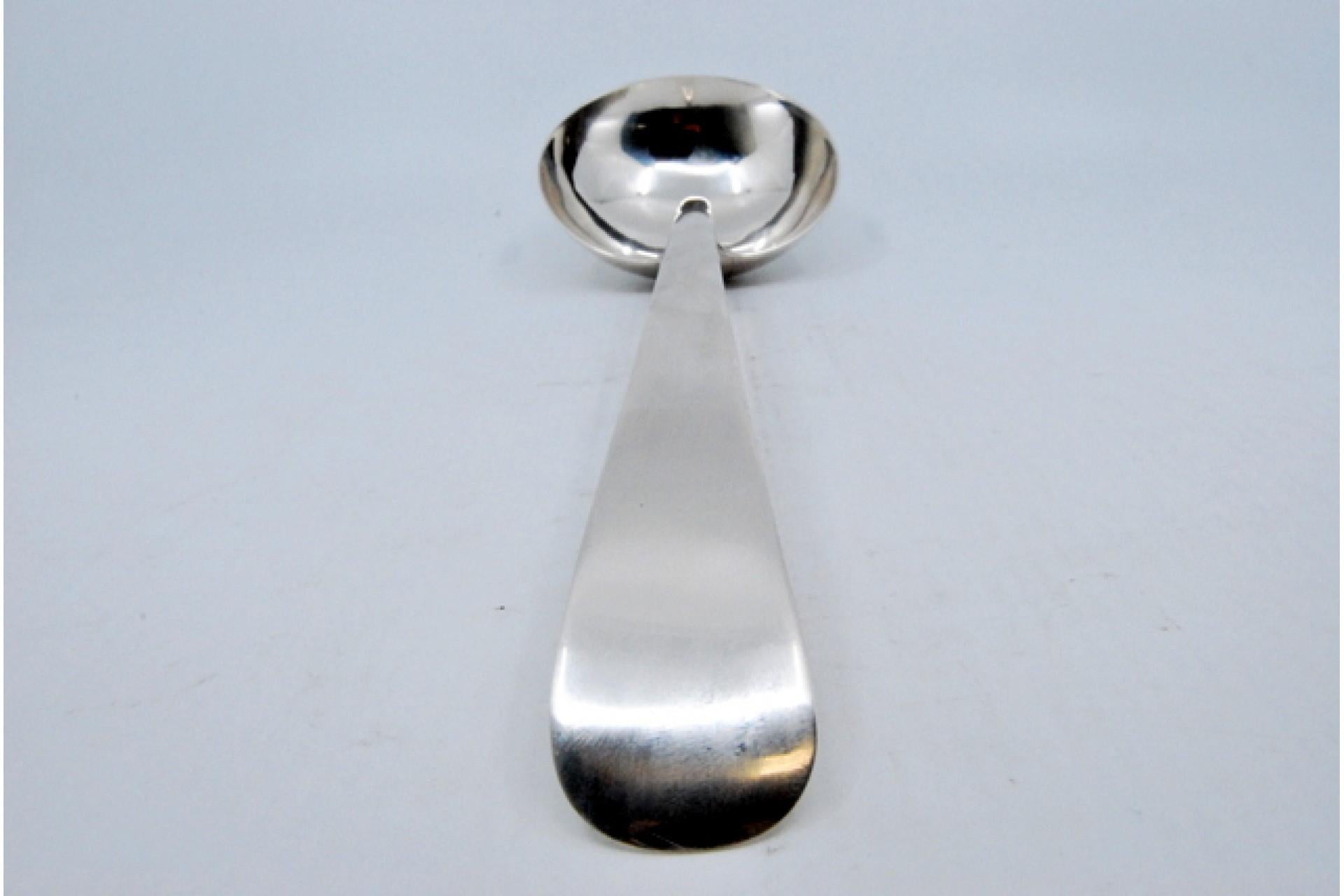 Beschreibung: Schlichte silberne Suppenkelle mit Expeditionsgriff. Metall: Silber. Herkunft: Portugiesisch. Marke: Lissabon Krone. Gewicht: 140,66 Gramm. Abmessungen: 34x9,5cm. Inhalt: 833/1000. Prüfzeichen: Ja, vom 15. Jahrhundert bis 1885.