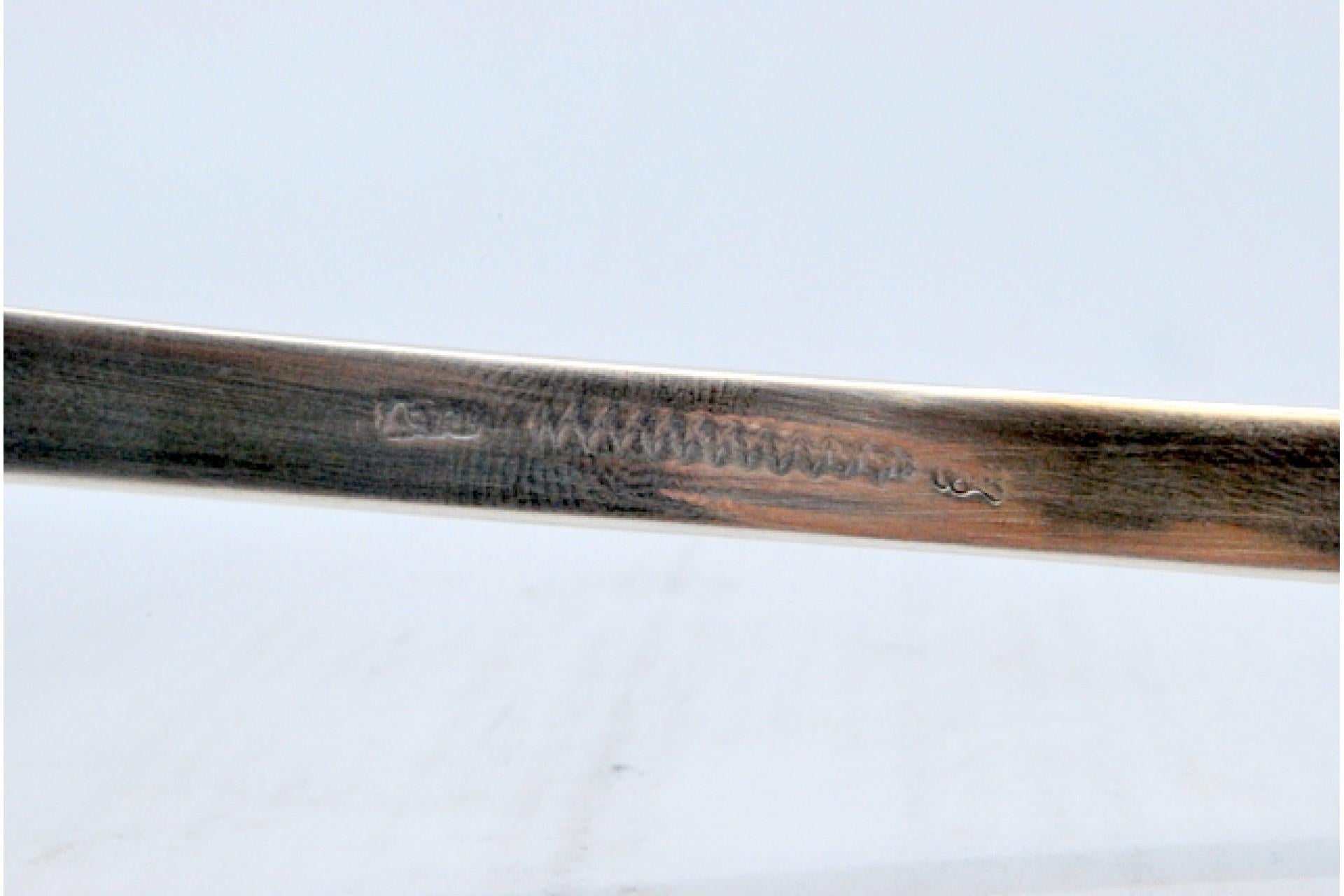 Smooth silver soup ladle with expedited handle (18. Jahrhundert) im Angebot