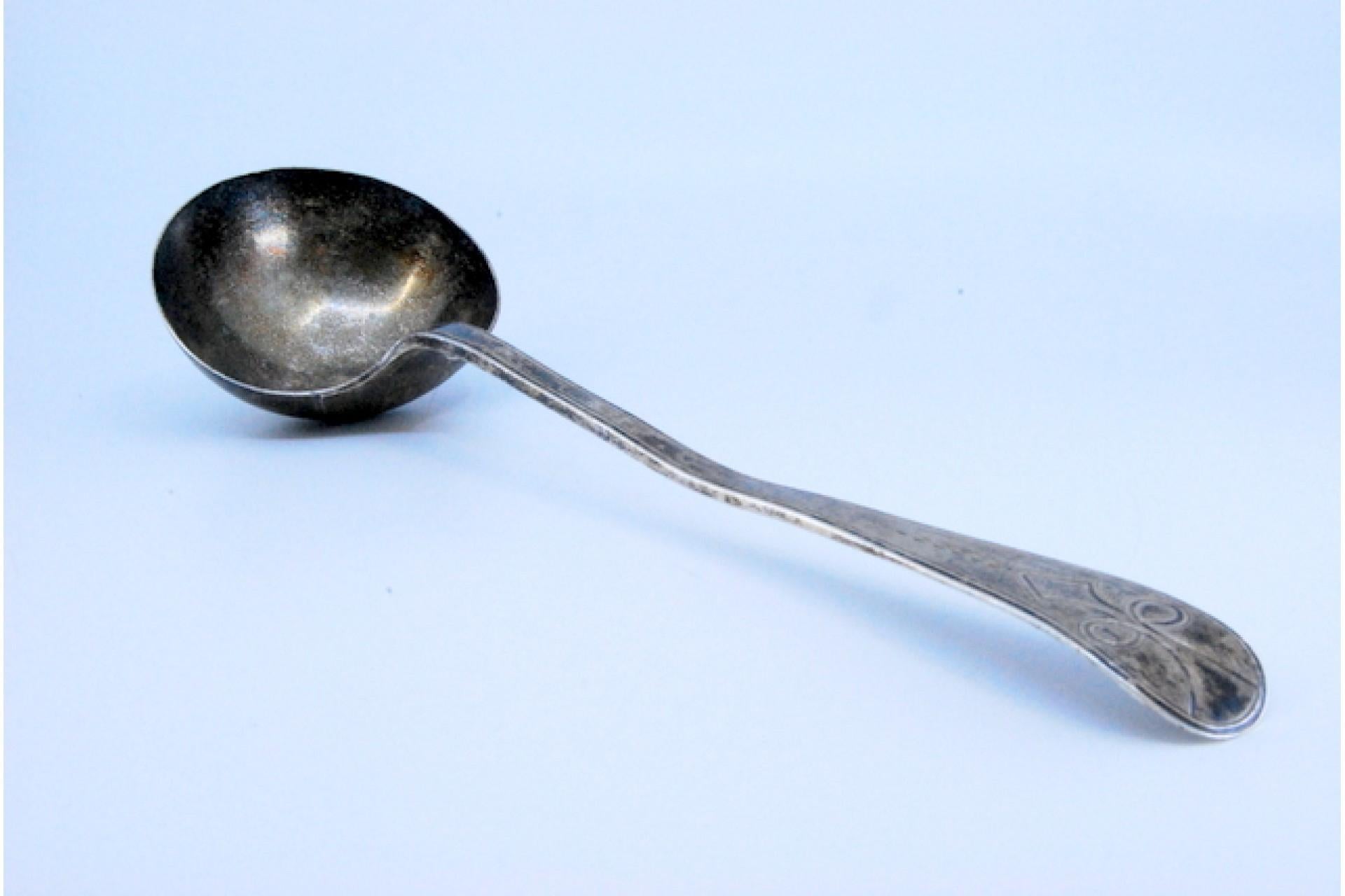 Description: Plain silver soup ladle with flower engraved on the handle. Metal: Silver. Origin: Portuguese. Brand: Guimarães Coroa. Weight: 163.42 grams. Dimensions: 29.5x8.1cm. Content: 833/1000. Assay Mark: Yes, from the 15th century to 1885.