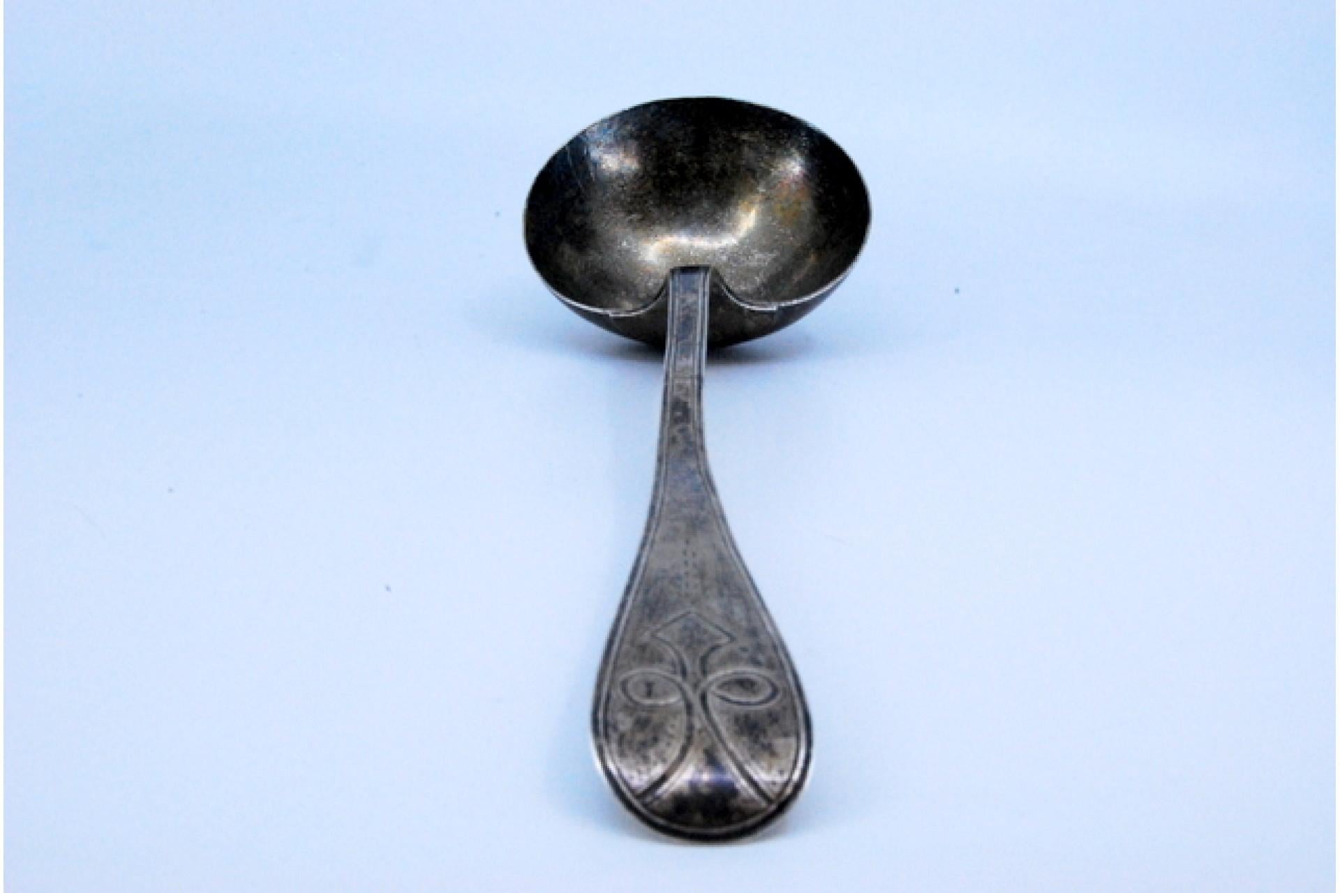 Smooth silver soup ladle with flower engraved on the handle In Good Condition For Sale In Porto, PT
