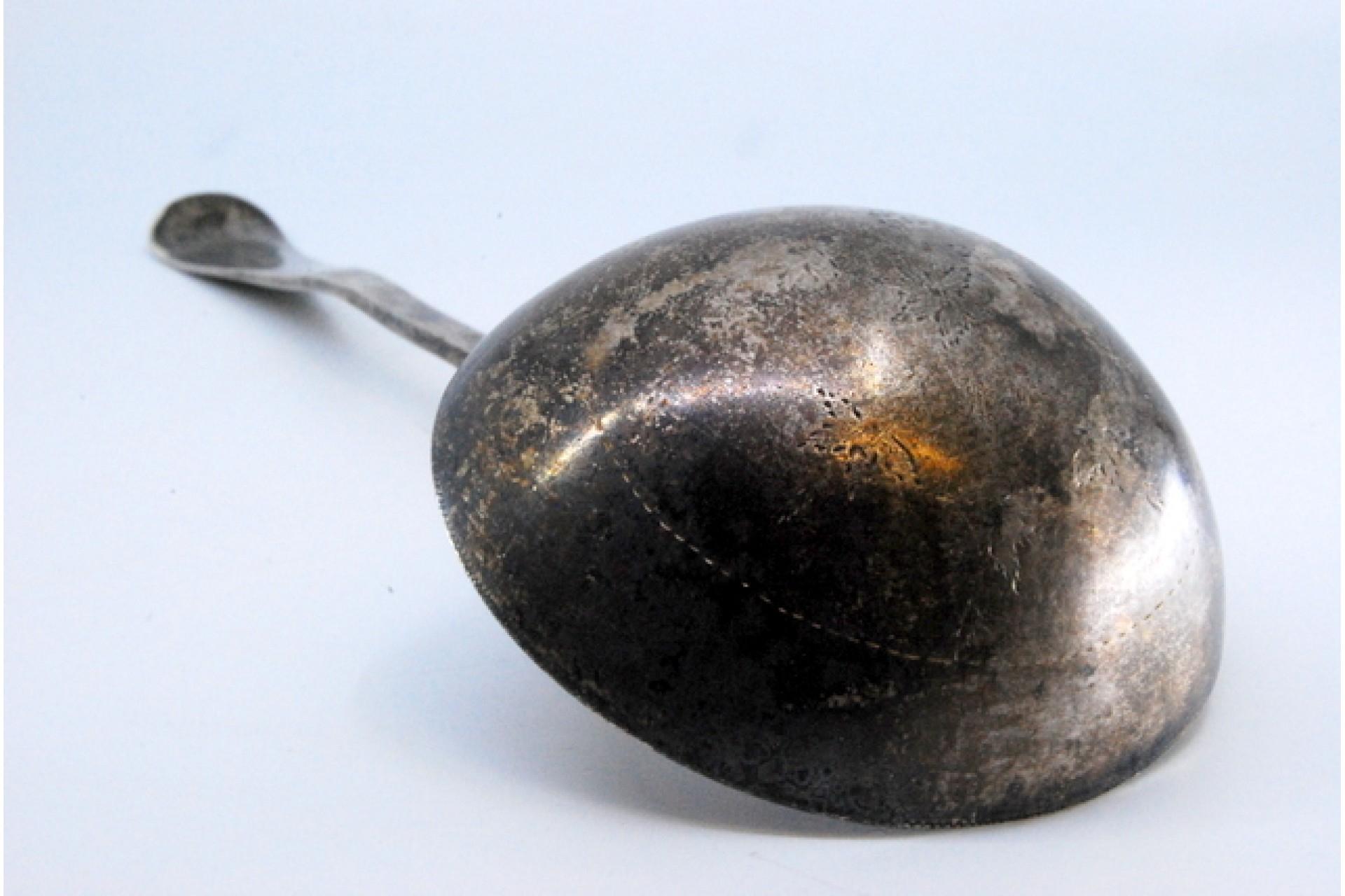 18th Century Smooth silver soup ladle with flower engraved on the handle For Sale