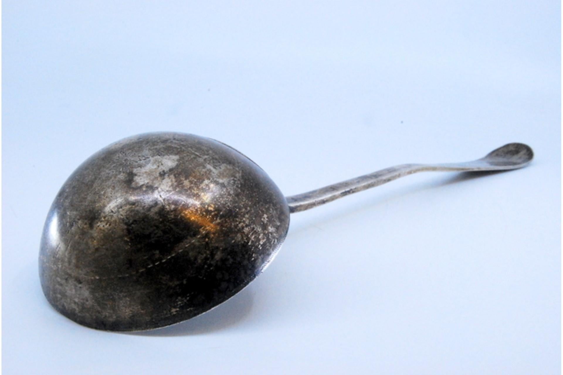 Silver Smooth silver soup ladle with flower engraved on the handle For Sale