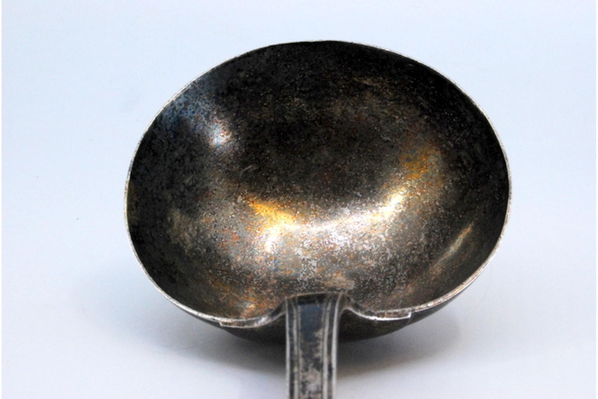 Smooth silver soup ladle with flower engraved on the handle For Sale 1