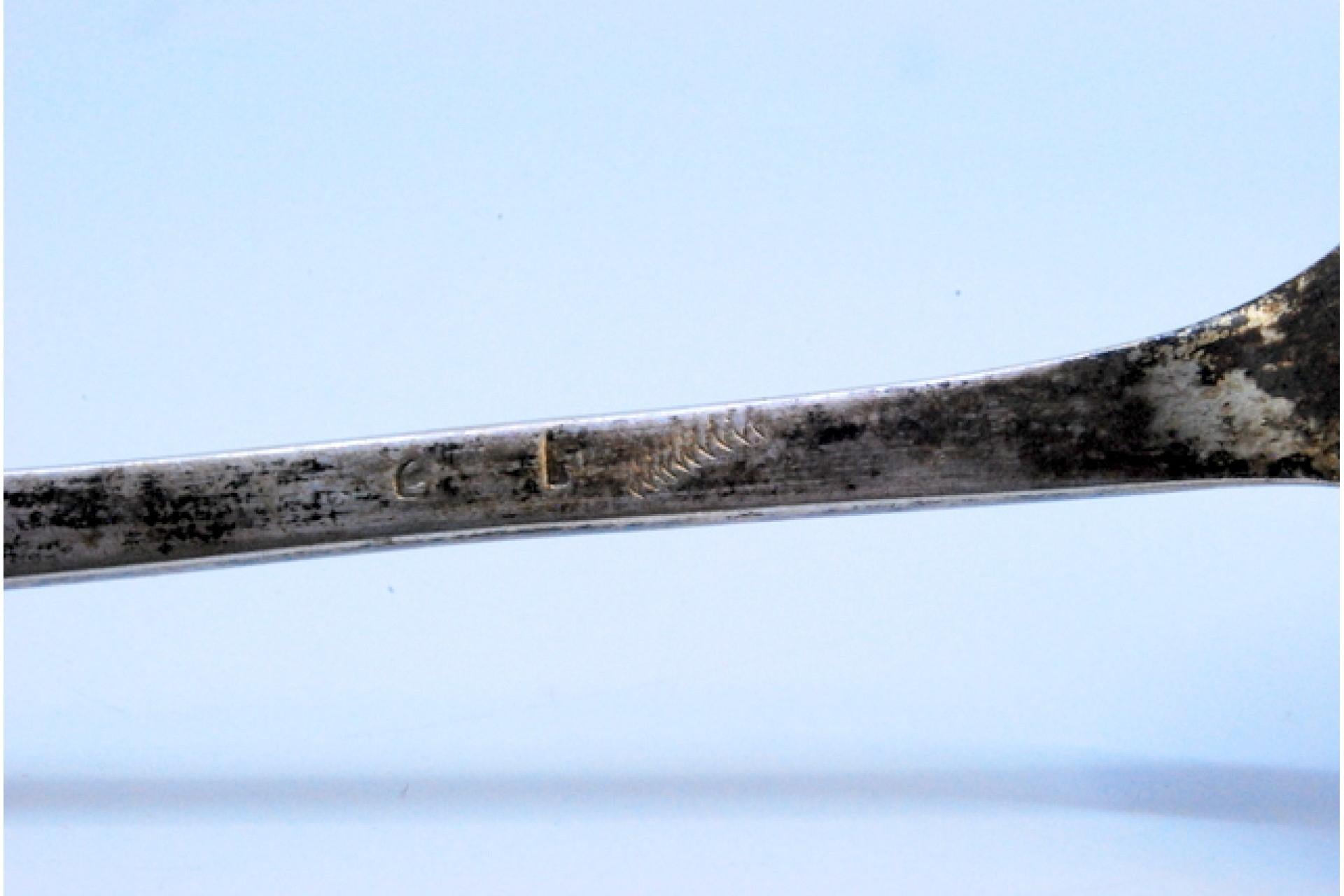 Smooth silver soup ladle with flower engraved on the handle For Sale 2