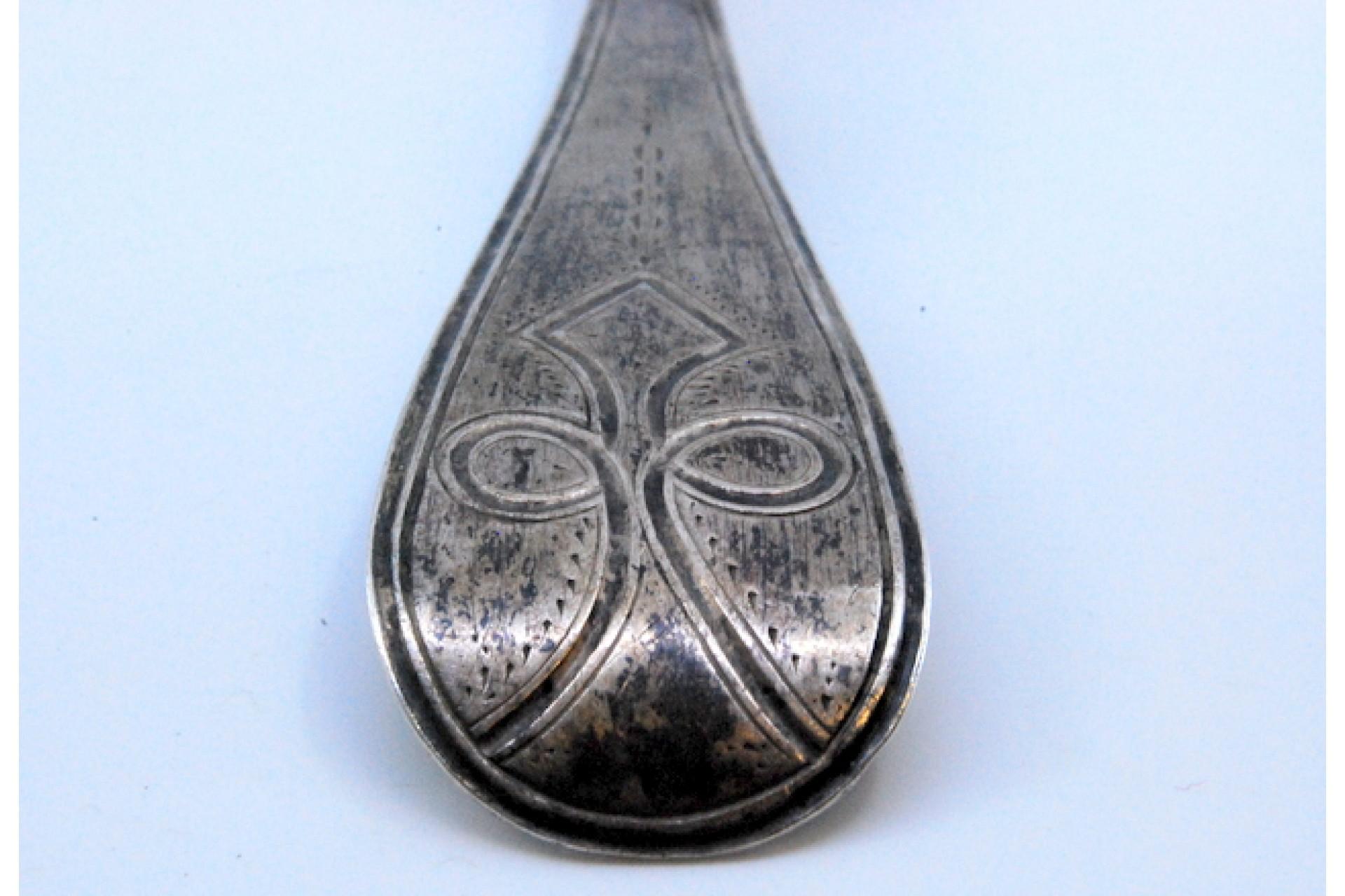 Smooth silver soup ladle with flower engraved on the handle For Sale 3