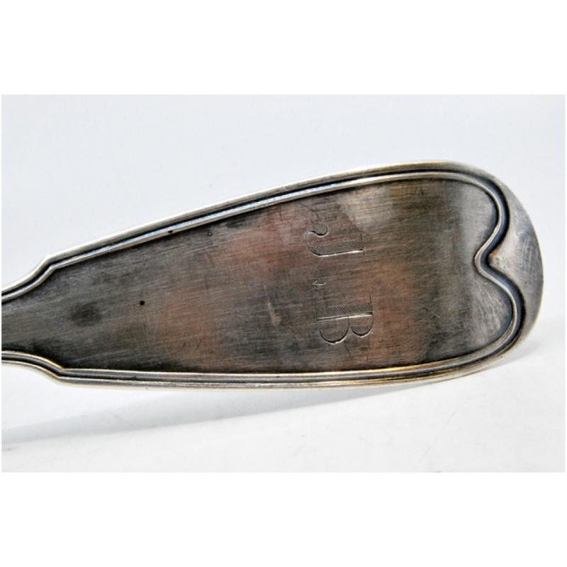 Descripción: Cazo sopero de plata lisa con estrías a lo largo del mango. Metal: Silver. Origen: Francés. Marca: Tête Minerve. Peso: 254,55 gramos. Dimensiones: 34x9cm. Contenido: 950/1000. Marca de ensaye: Sí, desde 1838 Rousseaux & Boulogne