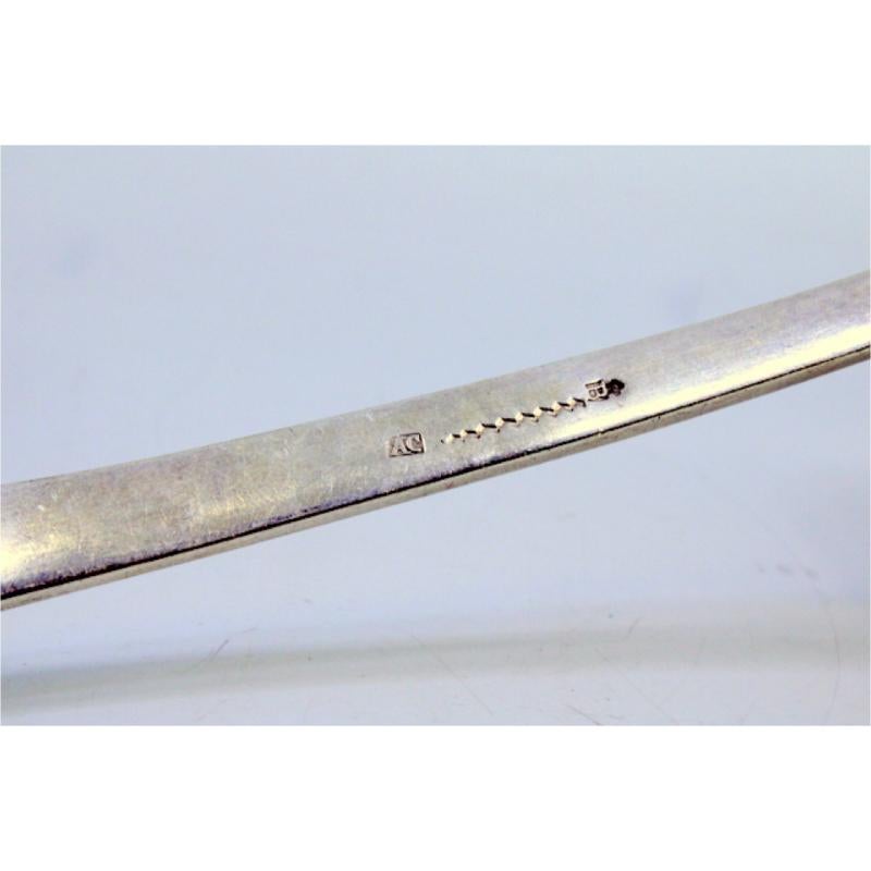 Beschreibung: Schlichte silberne Suppenkelle mit Rillen entlang des Griffs. Metall: Silber. Herkunft: Portugiesisch. Marke: Braga Coroa. Gewicht: 150,97 Gramm. Abmessungen: 30x8cm. Inhalt: 833/1000. Prüfzeichen: Ja, vom 15. Jahrhundert bis 1885.