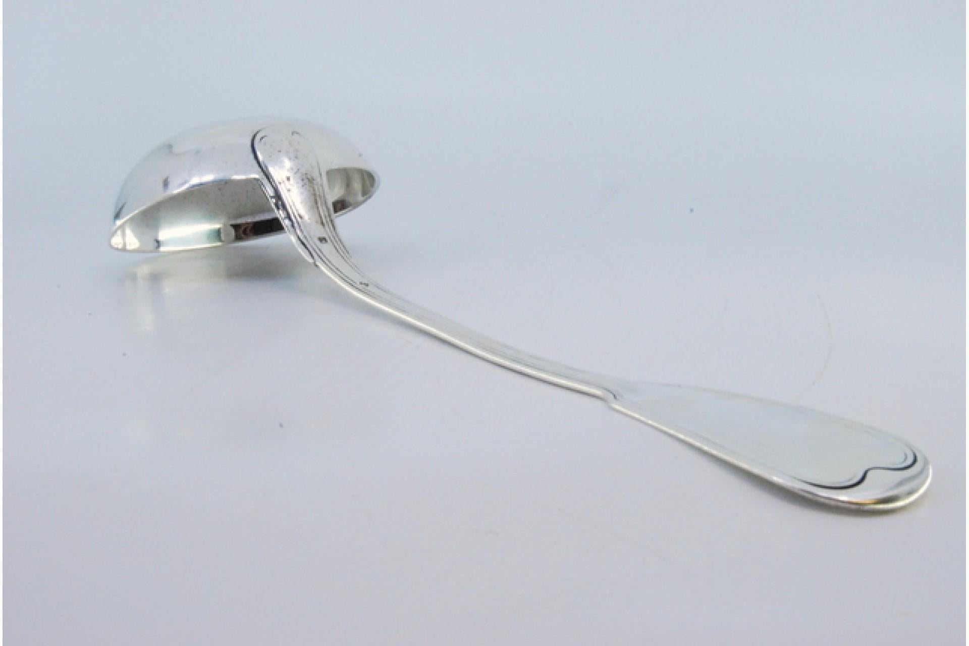 Description : Louche à soupe en argent lisse avec des rainures le long du manche. Métal : Argent. Origine : Français. Marque : Tête Minerve. Poids : 161,11 grammes. Dimensions : 31,5 x 8,6 cm : 31.5x8.6cm. Contenu : 833/1000. Marque d'essai : Oui,