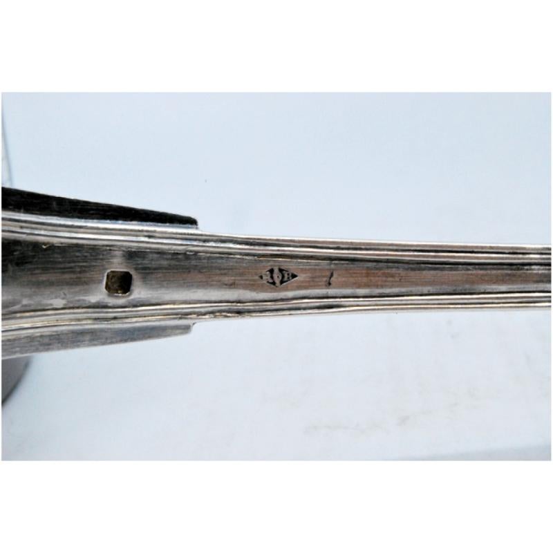 Smooth silver soup ladle with grooves along the handle Europeo en venta