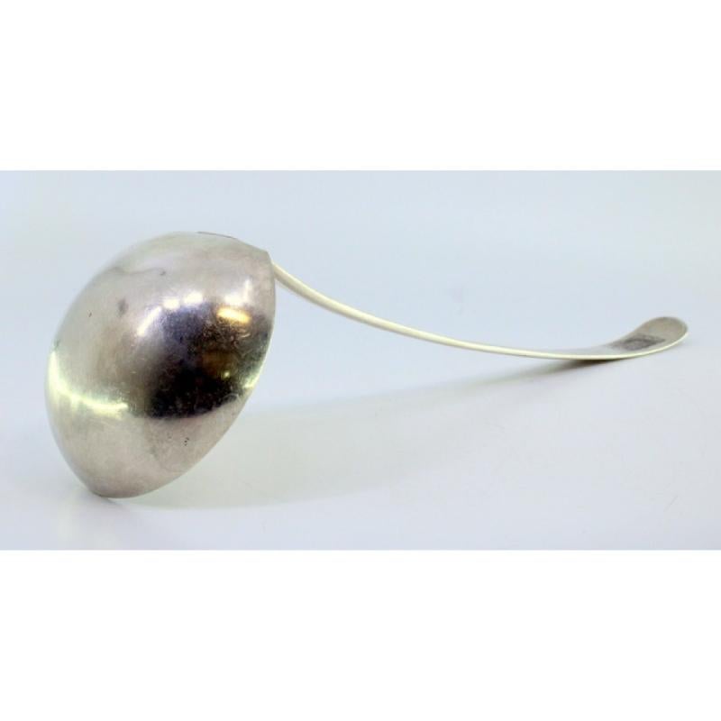Smooth silver soup ladle with grooves along the handle (Europäisch) im Angebot