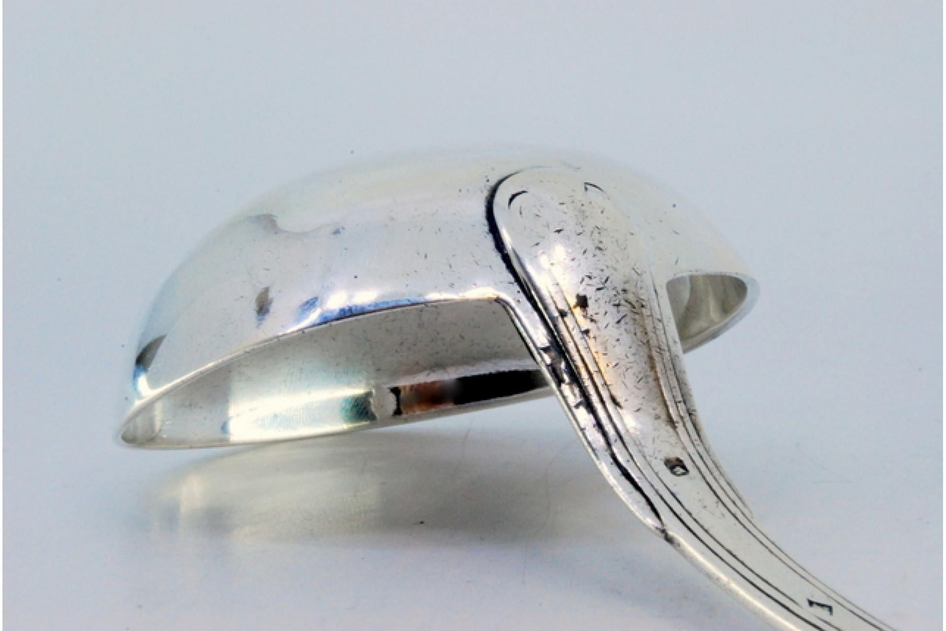 Européen Smooth silver soup ladle with grooves along the handle en vente