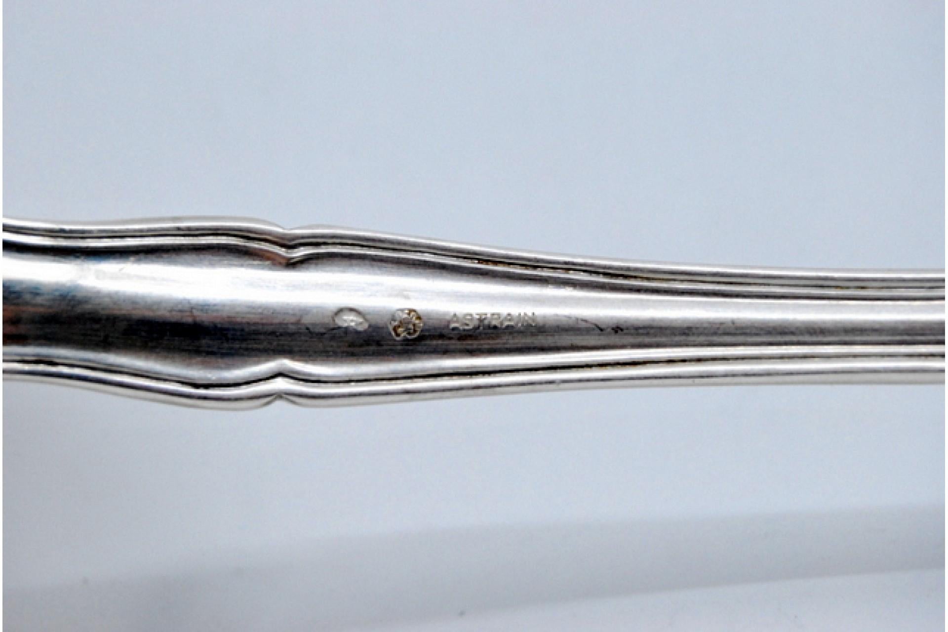 European Smooth silver soup ladle with grooves along the handle For Sale