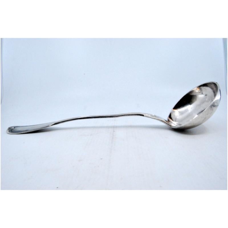 Smooth silver soup ladle with grooves along the handle en Bueno estado para la venta en Porto, PT