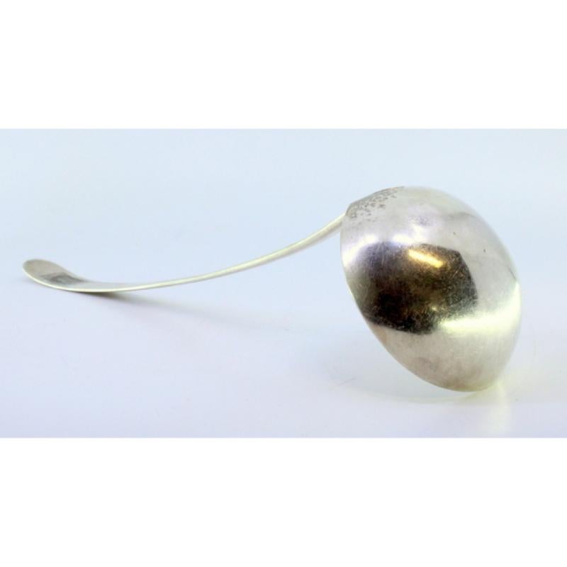 Smooth silver soup ladle with grooves along the handle im Zustand „Gut“ im Angebot in Porto, PT
